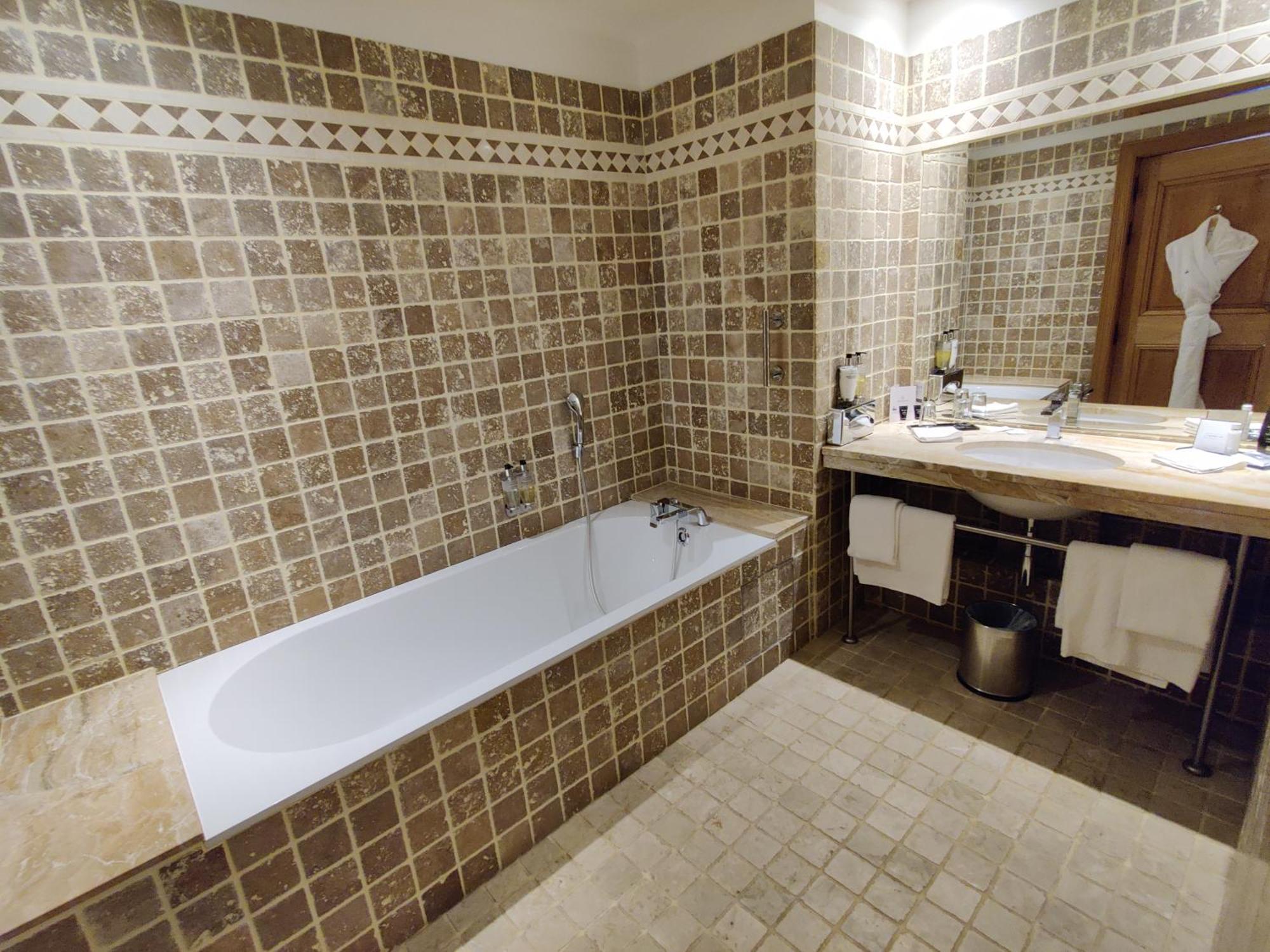 Chambre 1 Lit King-Size TRADITION - Vue Limitée
