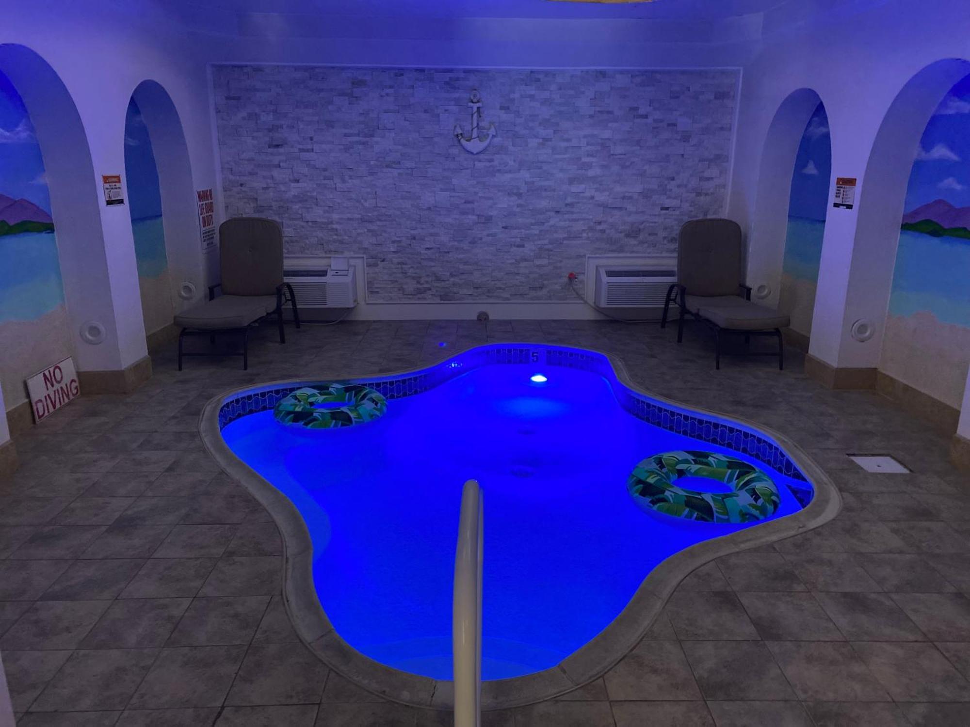 Dove Pool Suite - Non-Smoking