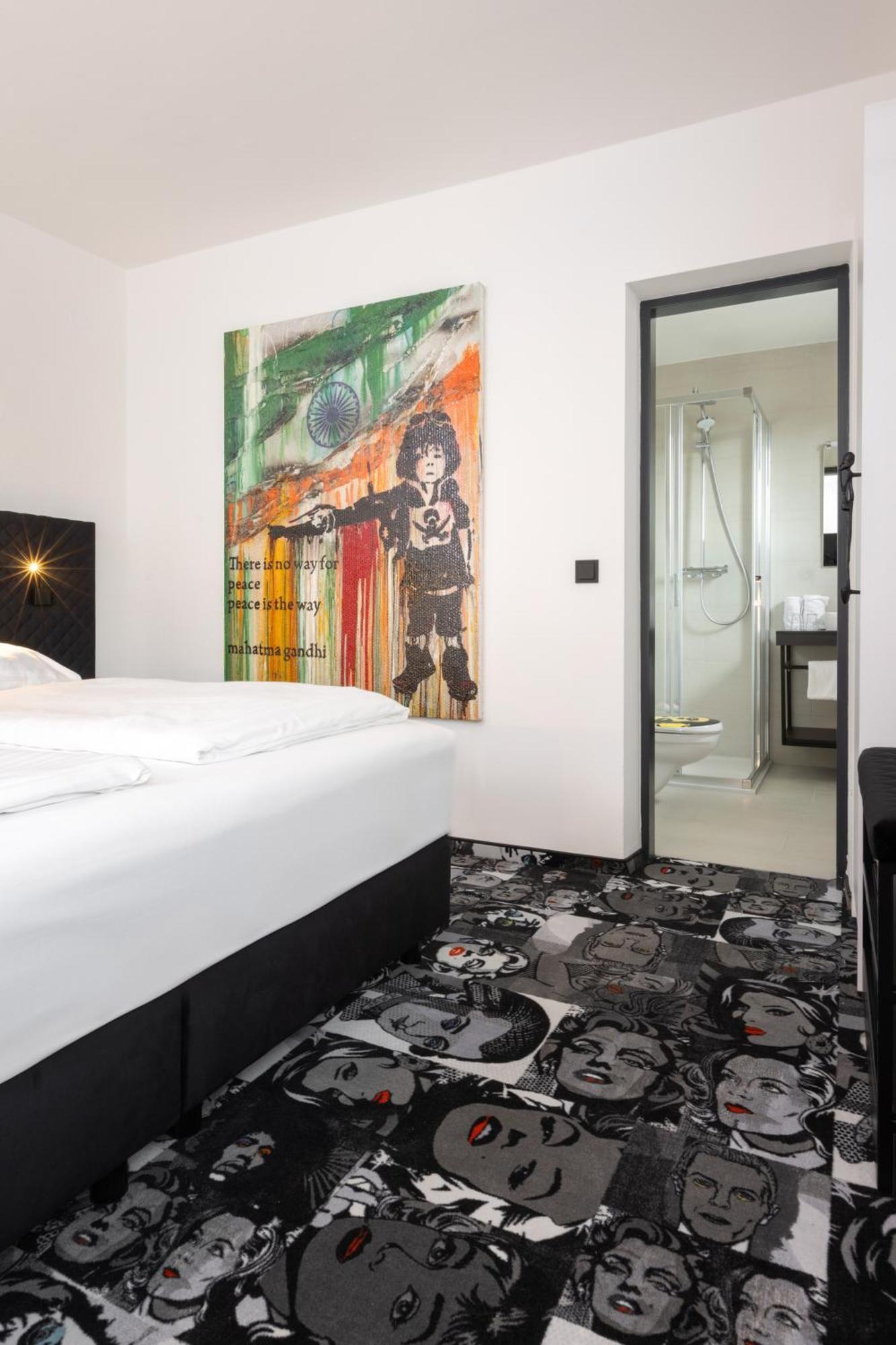 Zimmer mit Kingsize-Bett