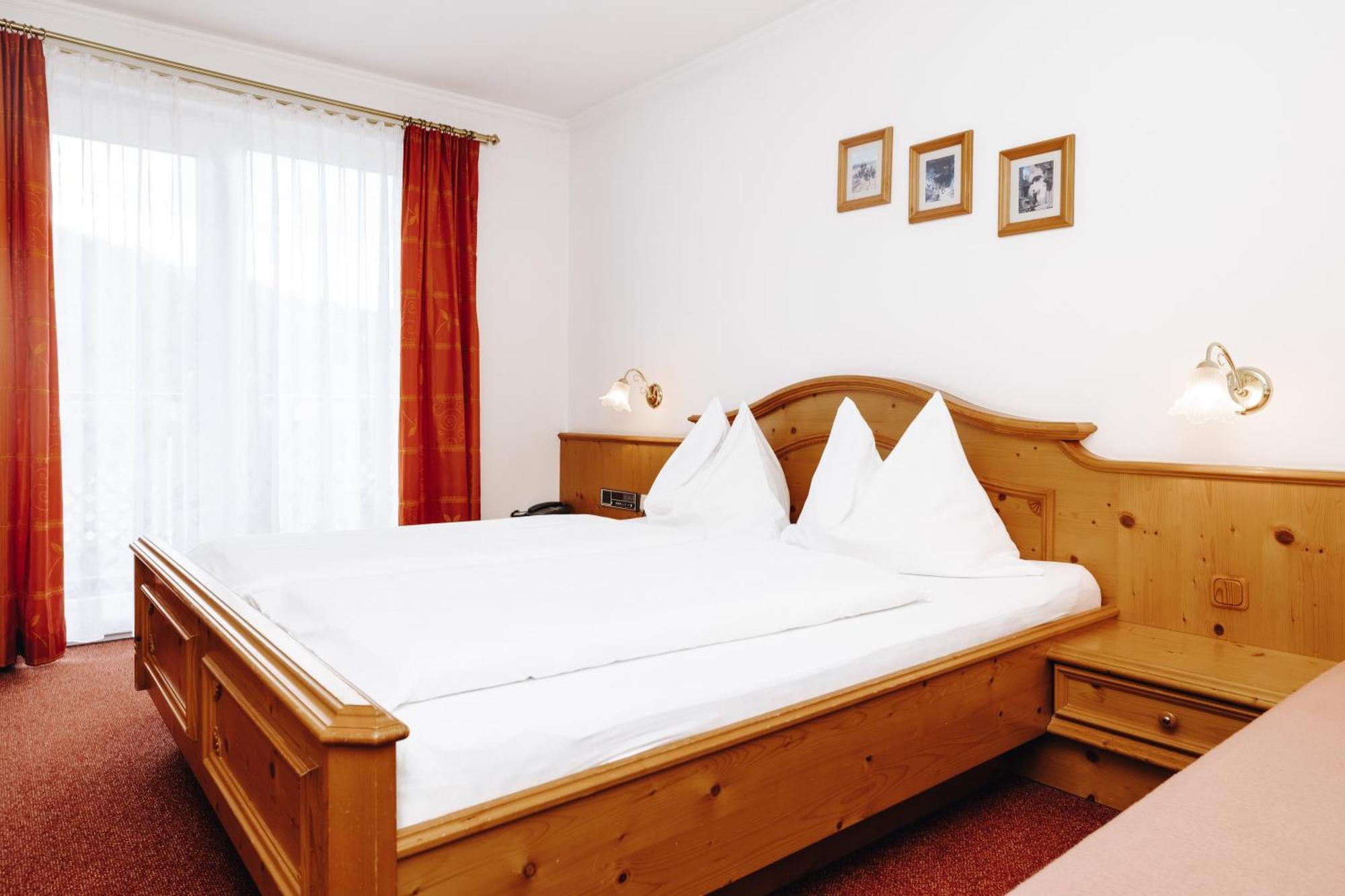 Doppelzimmer mit Balkon (2 Erwachsene + 1 Kind)