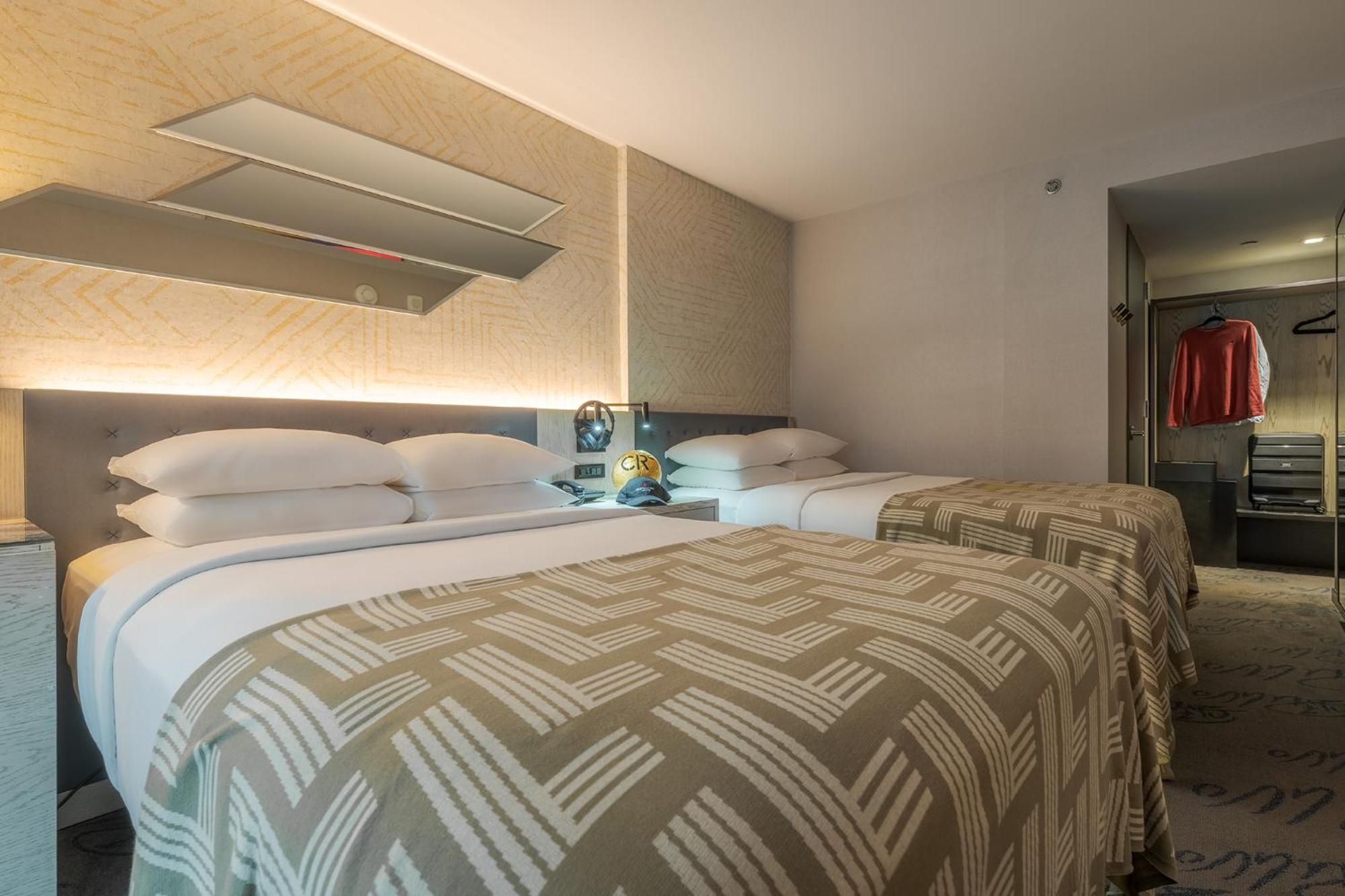 Quarto Duplo Superior com 2 Camas de Casal