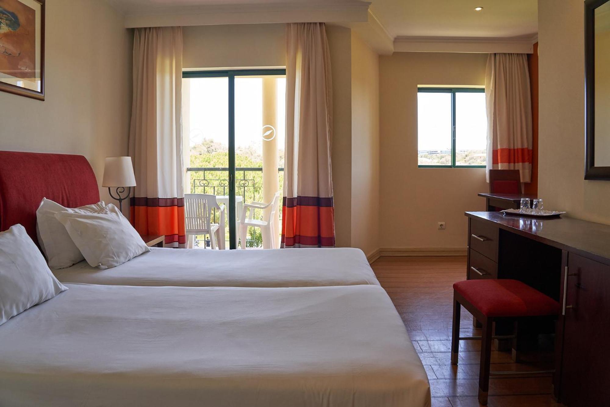 Chambre Double ou Lits Jumeaux Deluxe - Vue sur Piscine