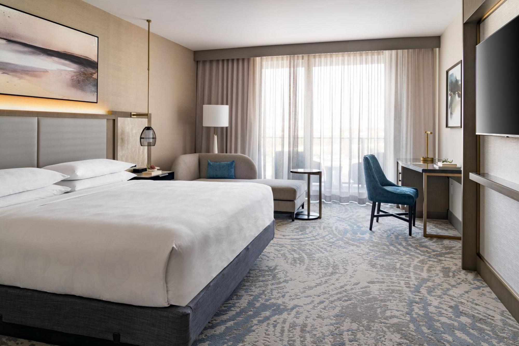 King Room with Intracoastal Skyline View - Mobility Accessible with Tub