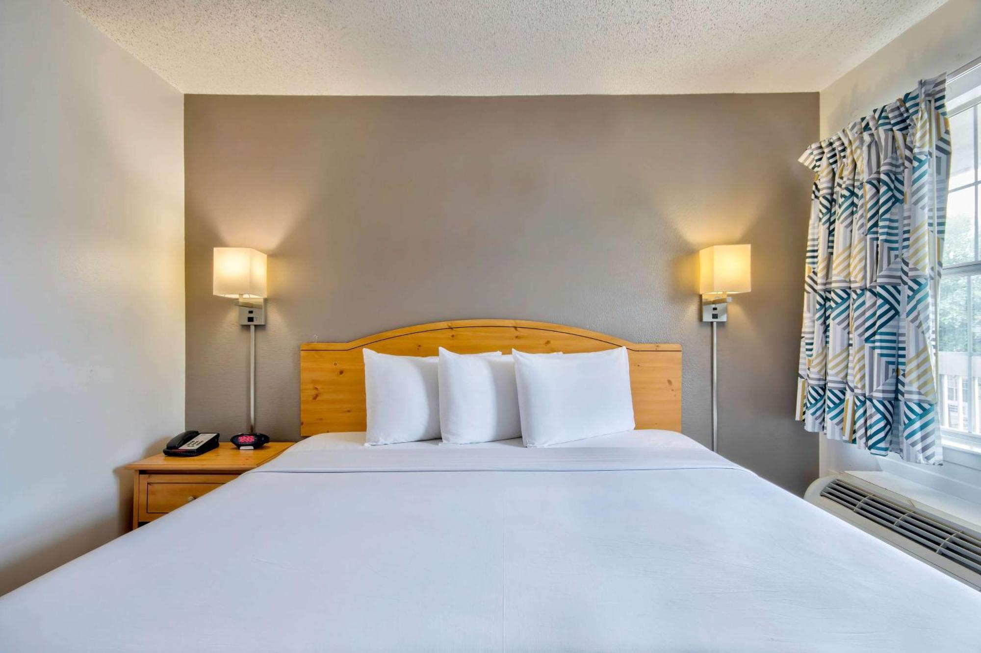 Deluxe King Suite