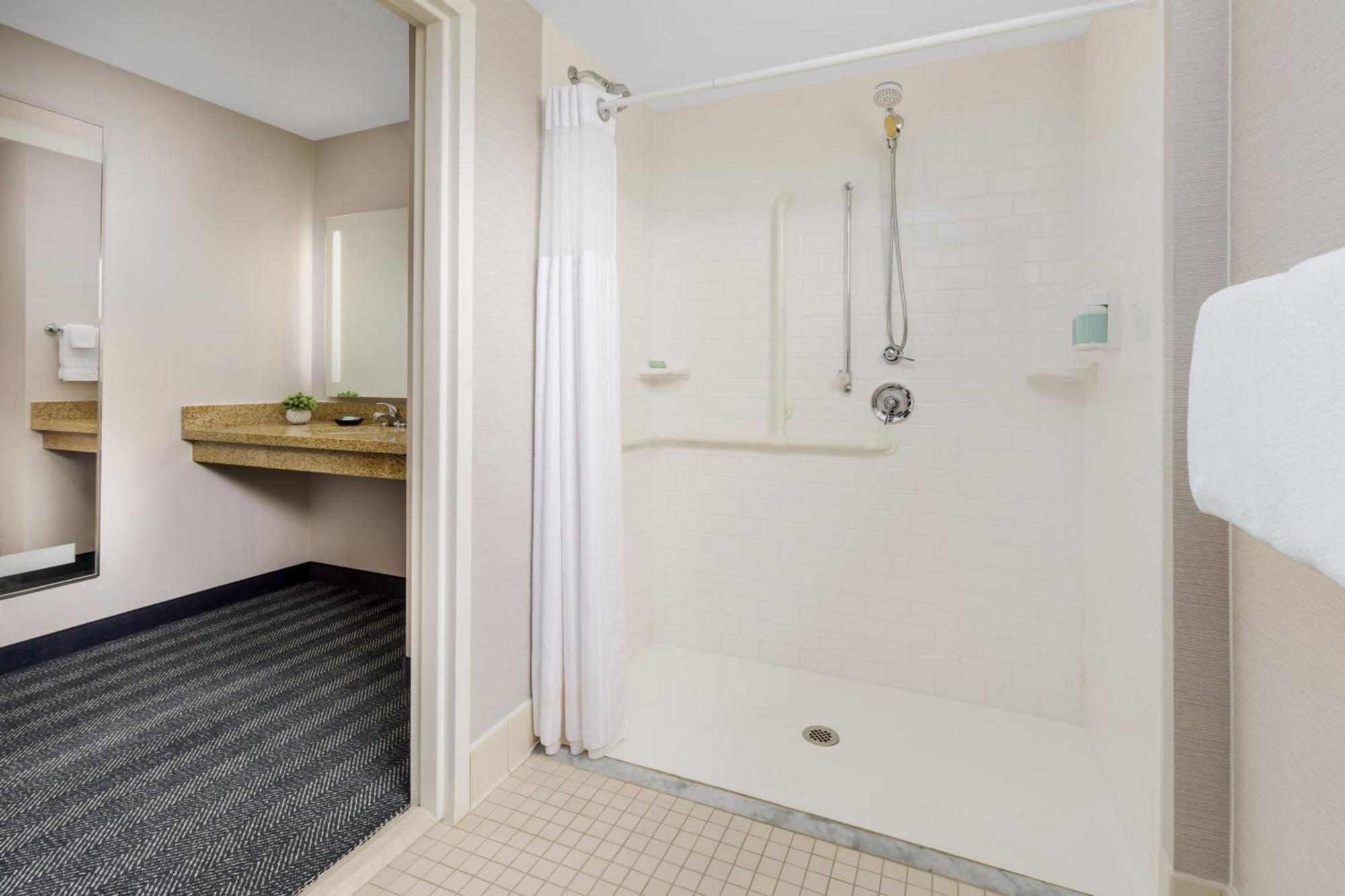 Queen Room with Two Queen Beds - Hearing Accessible