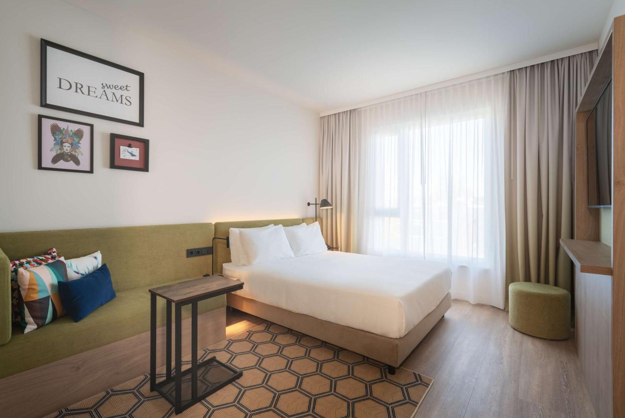Queen Room,1557059614:JPEG