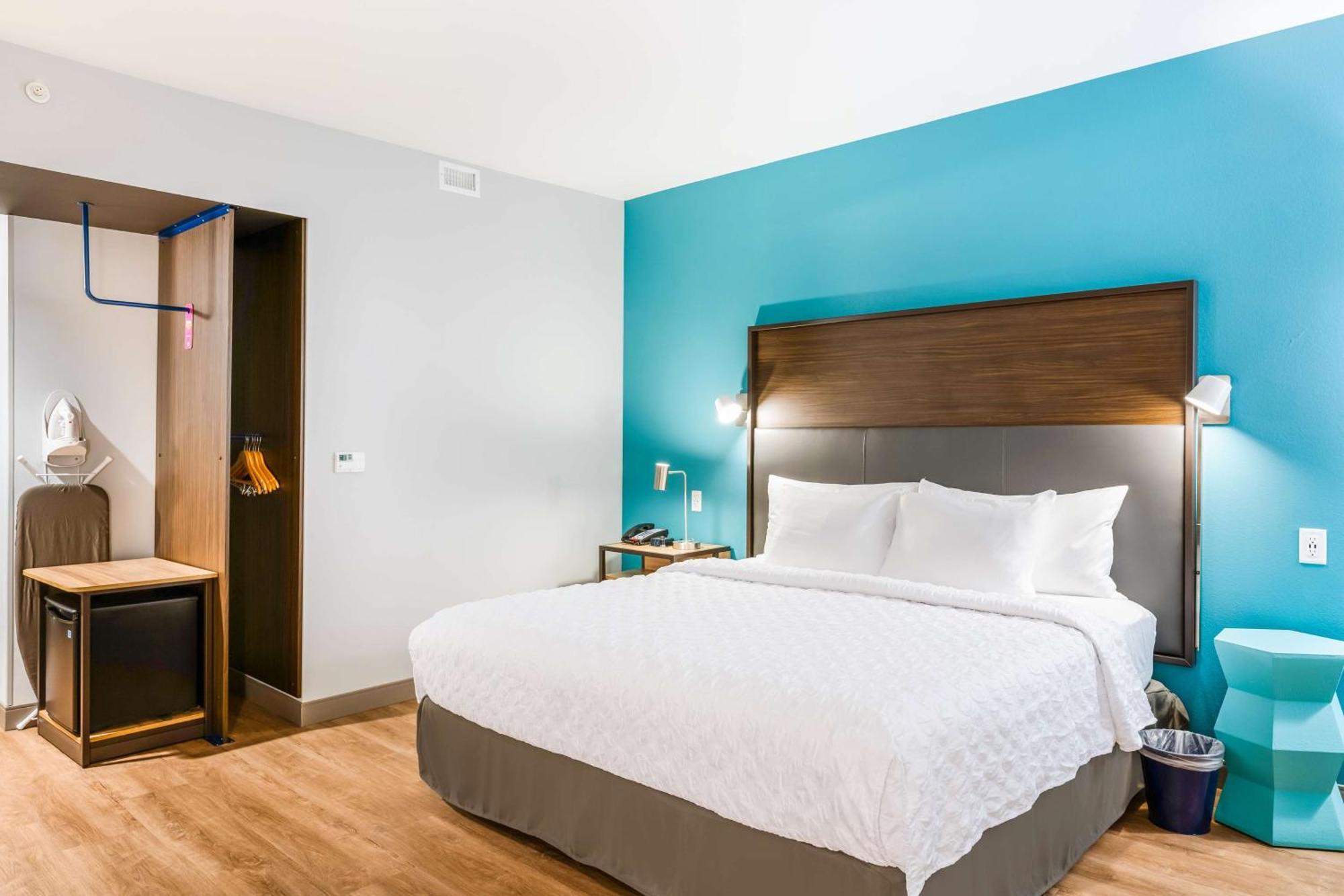 King Room with Bath Tub - Mobility Access