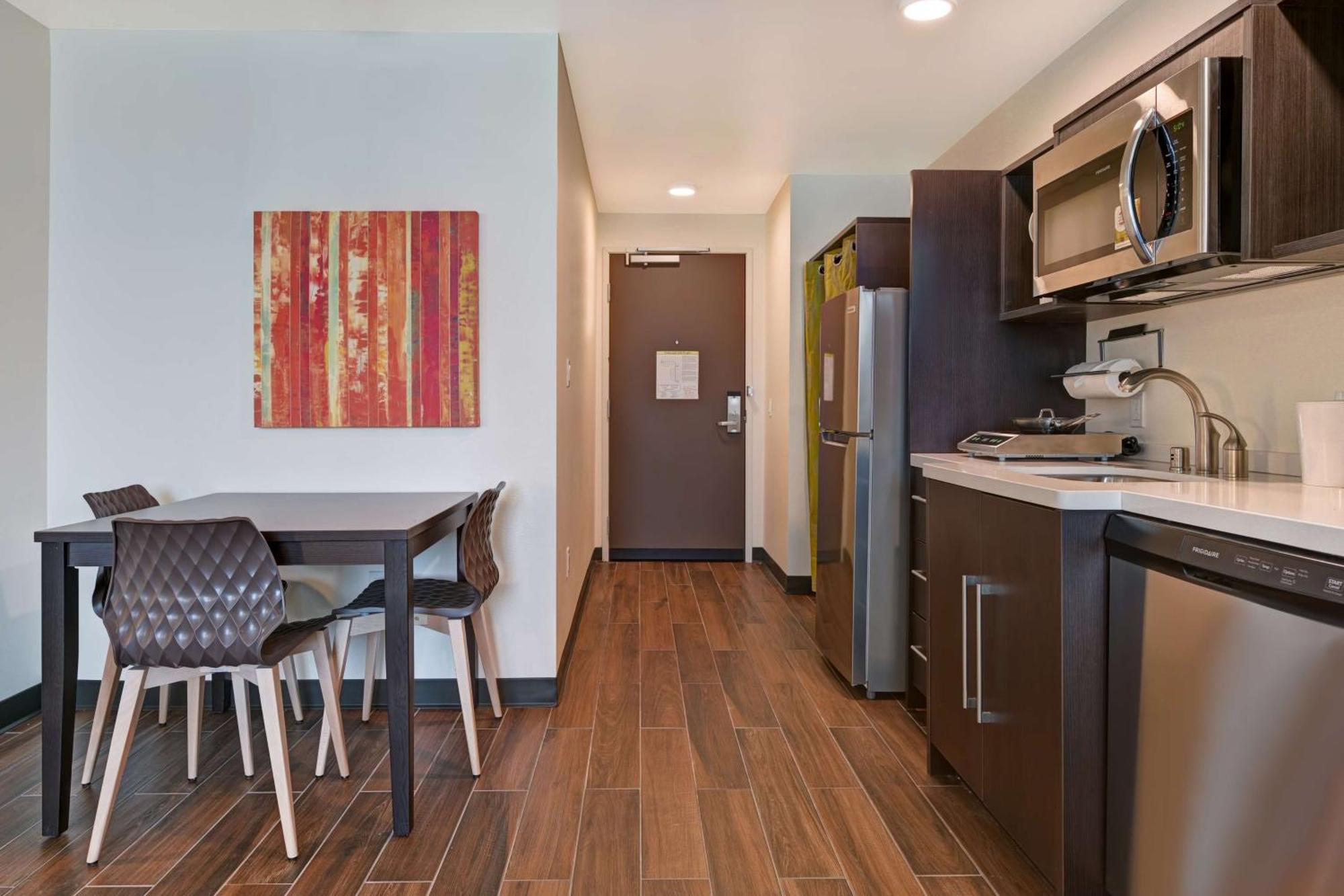 One-Bedroom King Suite - Non-Smoking