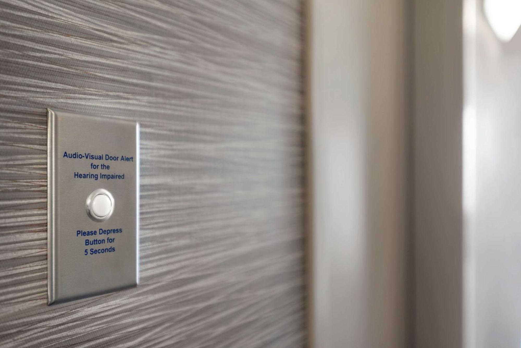 Queen Studio Suite - Hearing Access/Non-Smoking