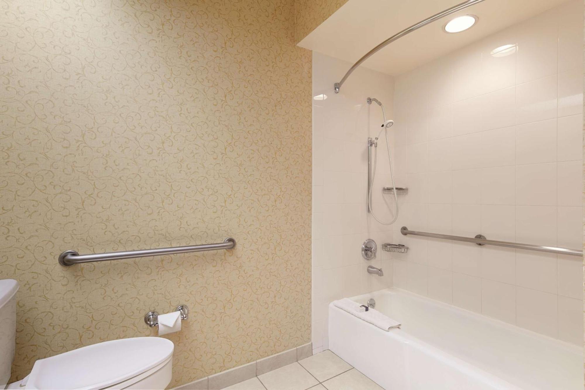 King Room with Bath Tub - Mobility Accessible