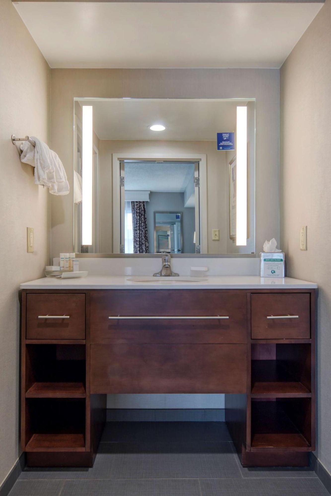 One-Bedroom Queen Suite with Two Queen Beds - Non-Smoking