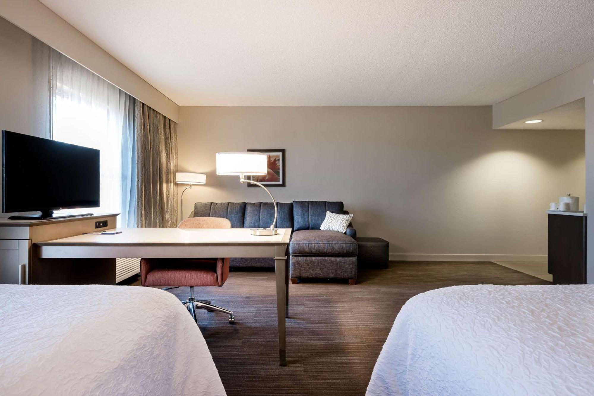 Non-Smoking Queen Oversized Room