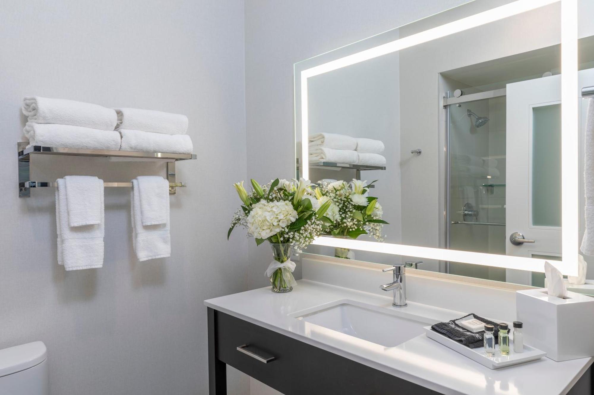 King Room with Mountain View - Disability Access/Non Smoking