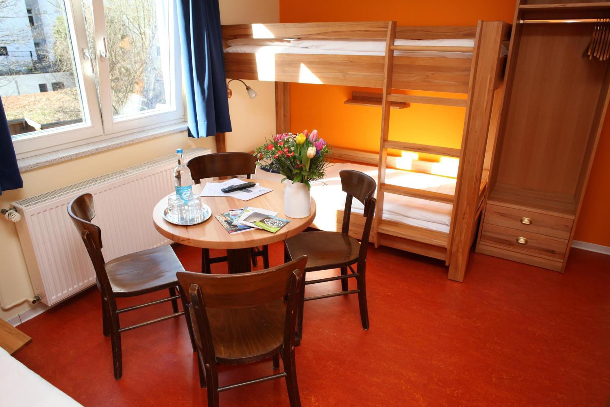 Vierbettzimmer mit Bad