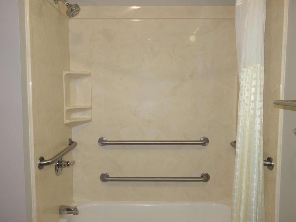 King Room with Bath Tub - Mobility Accessible/Non-Smoking