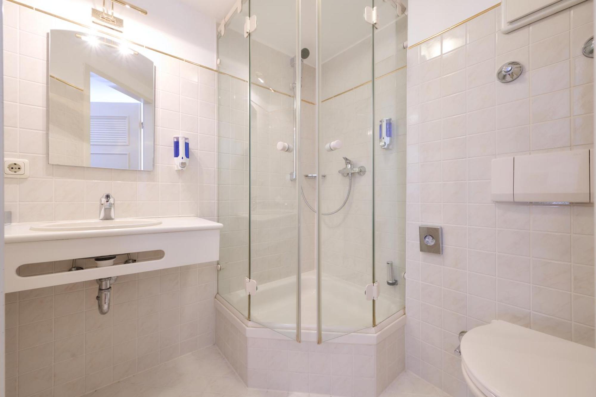 Triple Room Private Bathroom,1565104297:JPEG