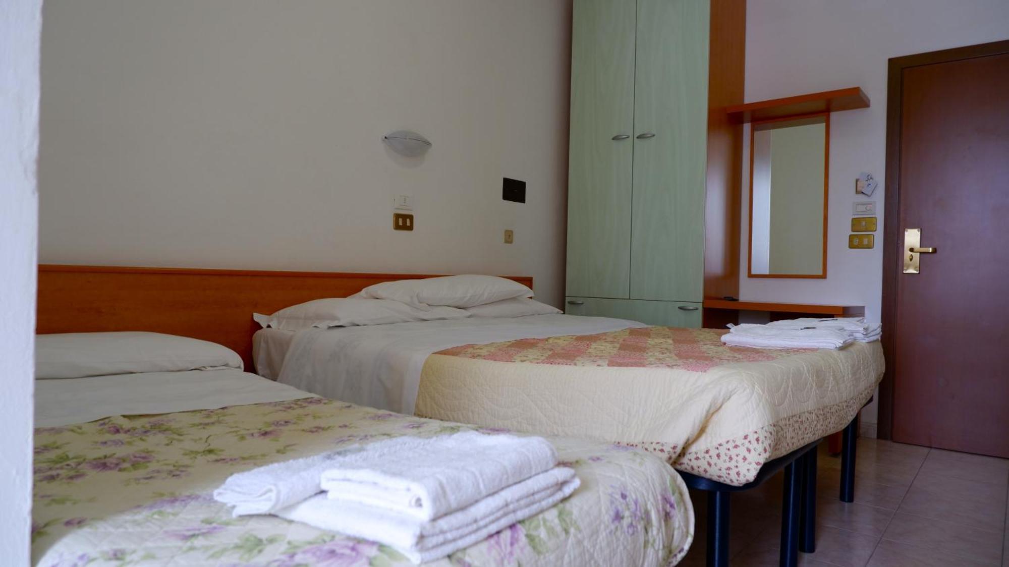 Camera Matrimoniale con Letto Supplementare