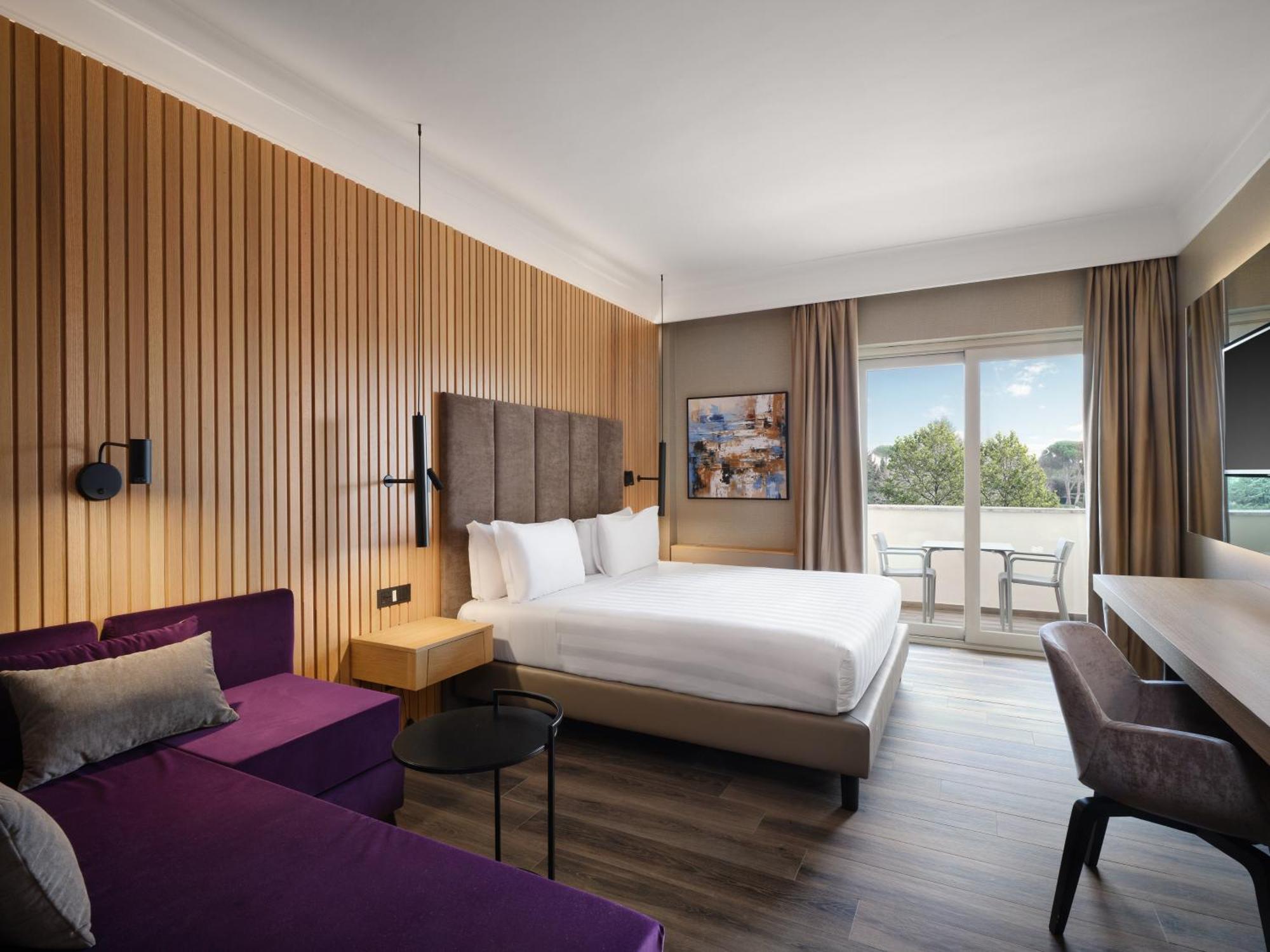 Premium Kamer met Kingsize Bed en Uitzicht op het Zwembad