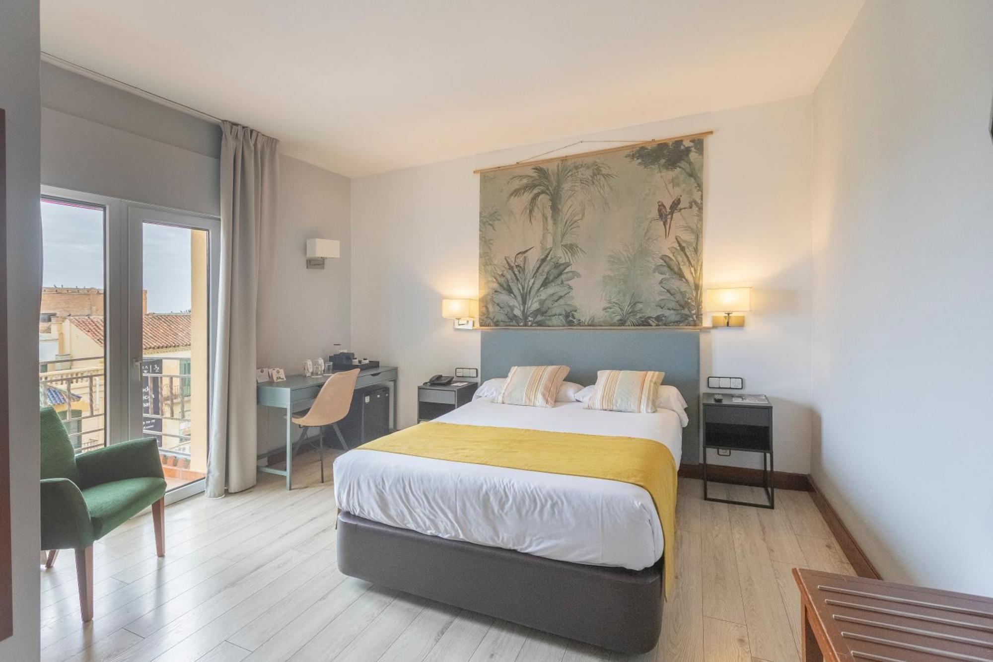 Doppel-/Zweibettzimmer mit Balkon