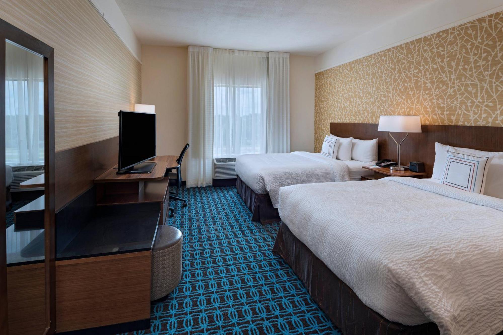 Queen Room with Two Queen Beds and Roll-In Shower - Mobility Access/Hearing Accessible