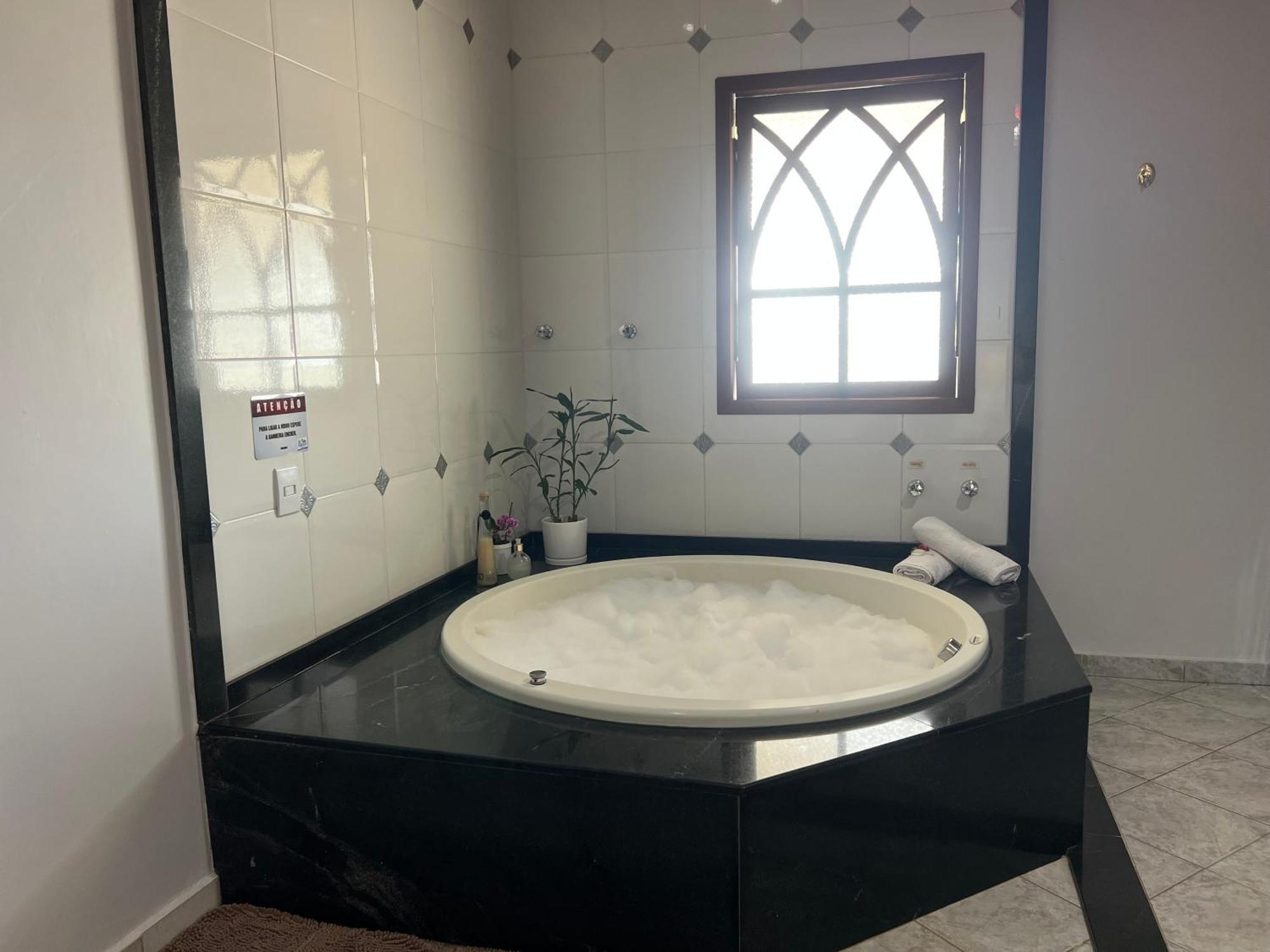 Quarto com Cama Queen-size e Banheira de Hidromassagem