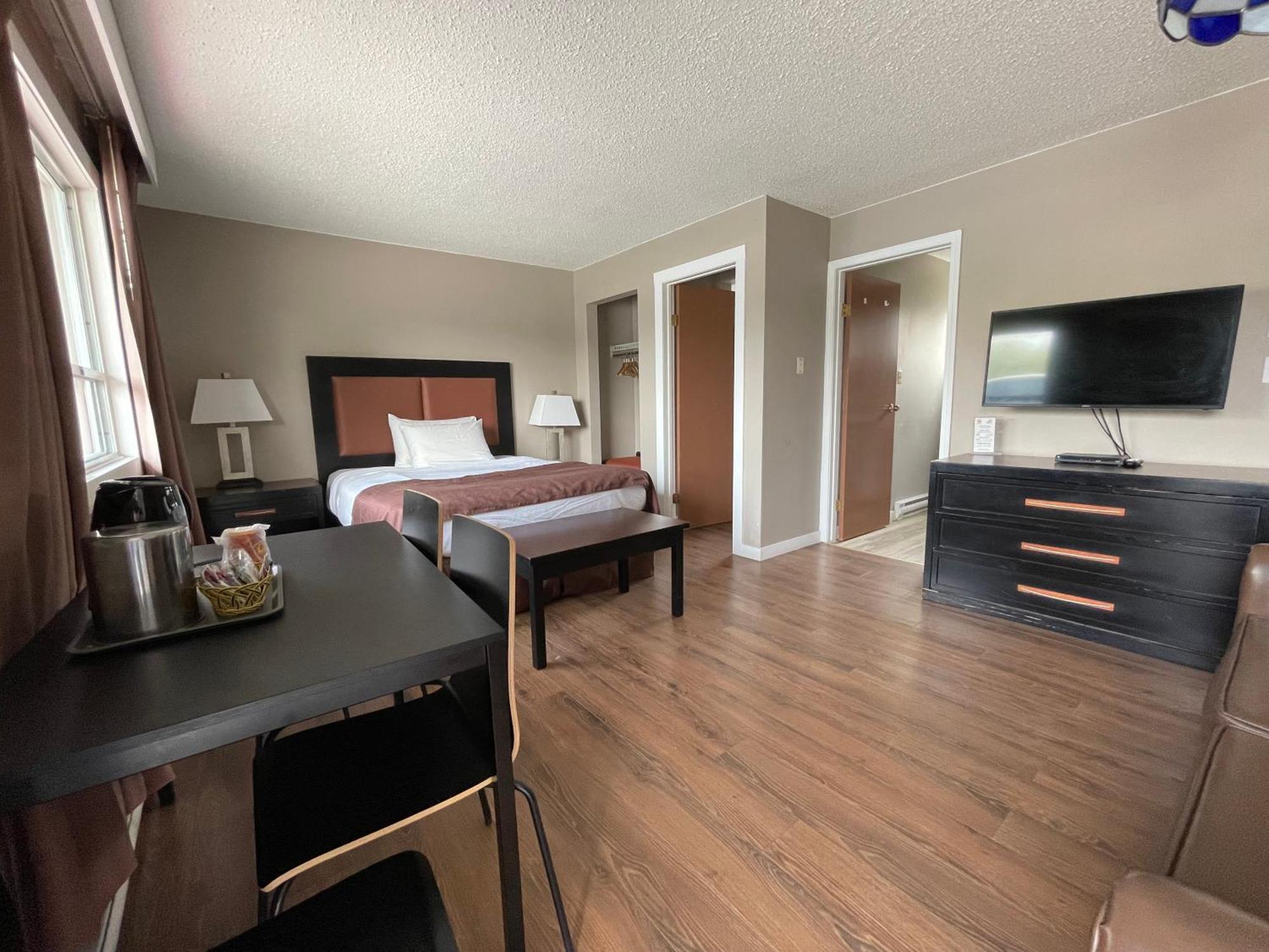 Deluxe One-Bedroom Suite