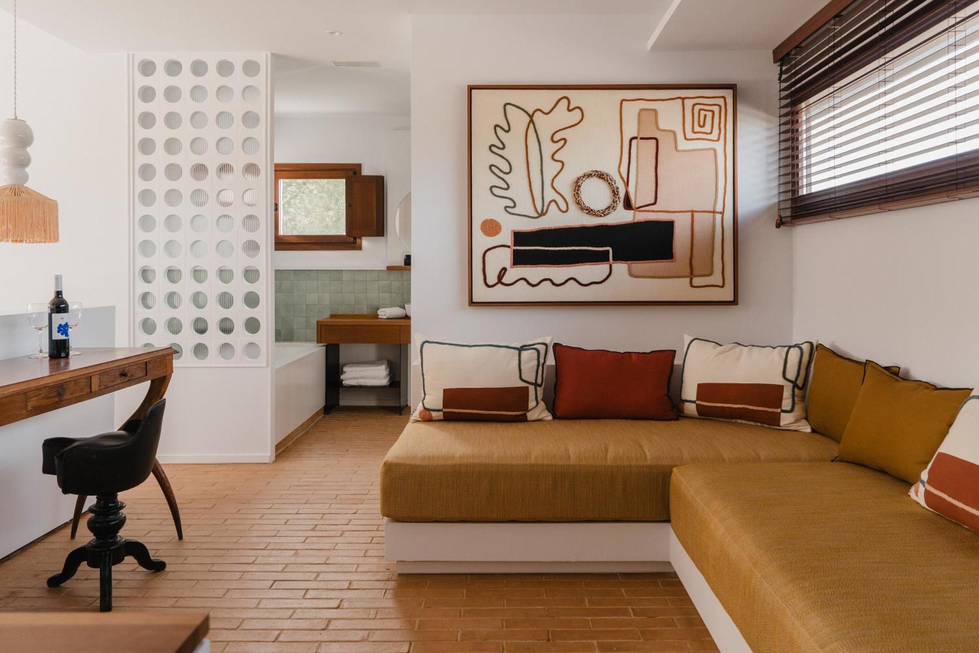 Suite con cama extragrande y vistas al mar