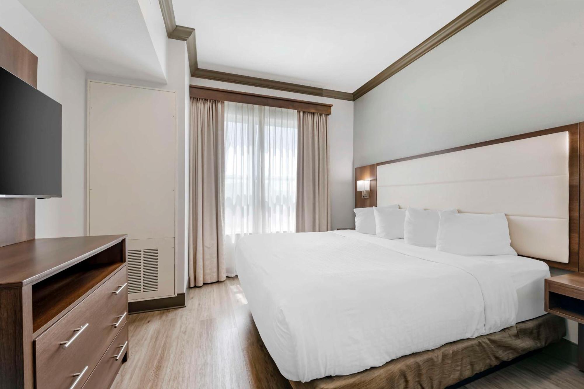 King Suite with Sofa Bed - Hearing Accessible/Non-Smoking