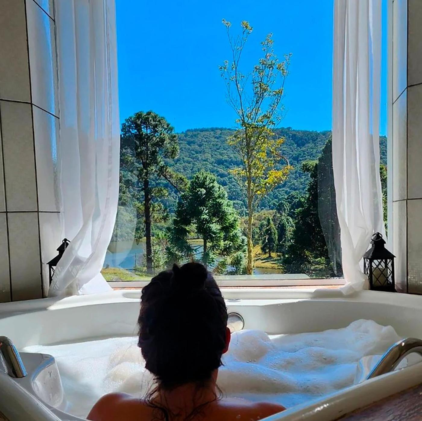 Suite Hot Tub,1572767891:JPEG