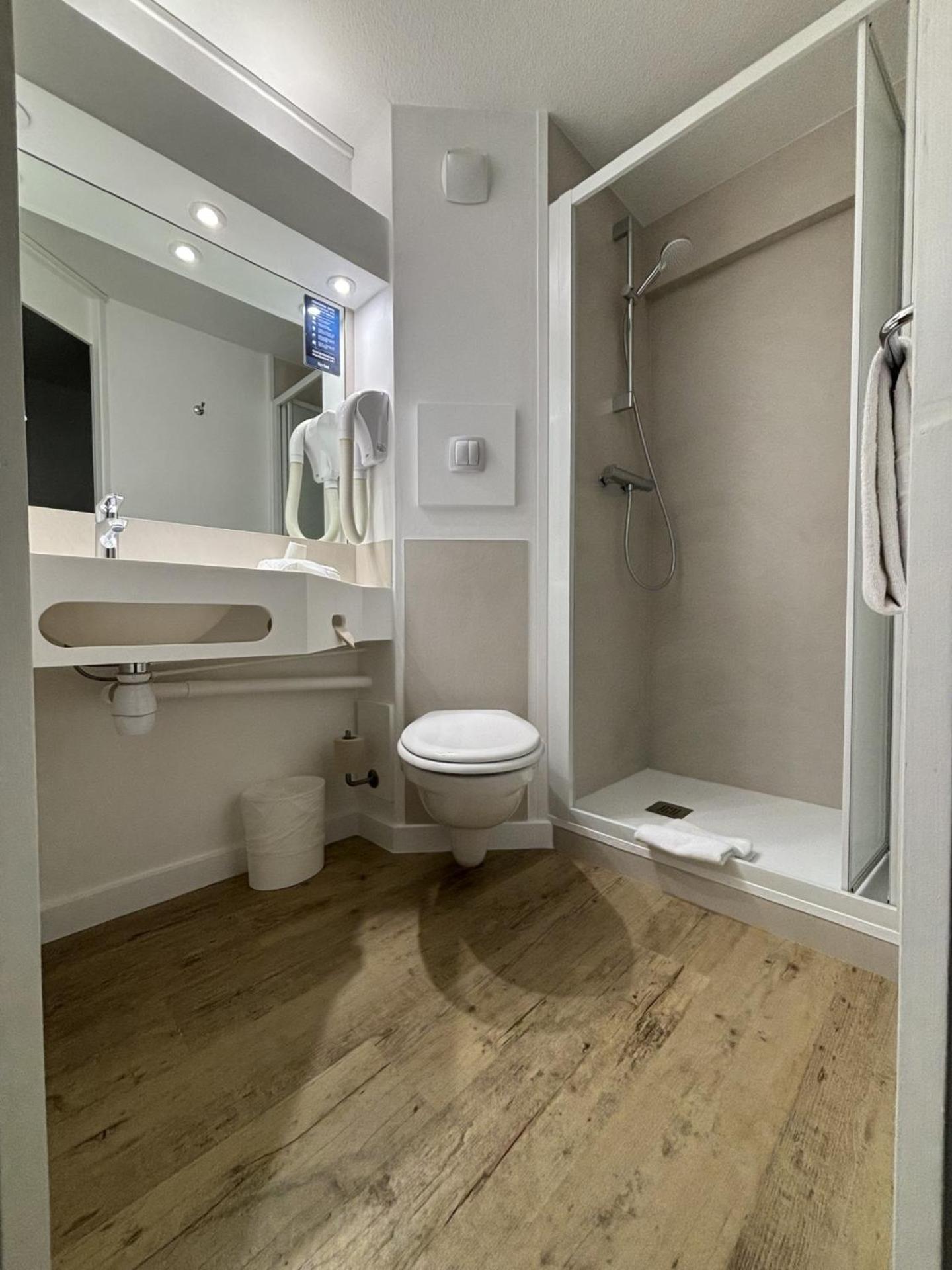 Chambre Quadruple avec 1 Lit Double et 2 Lits Simples