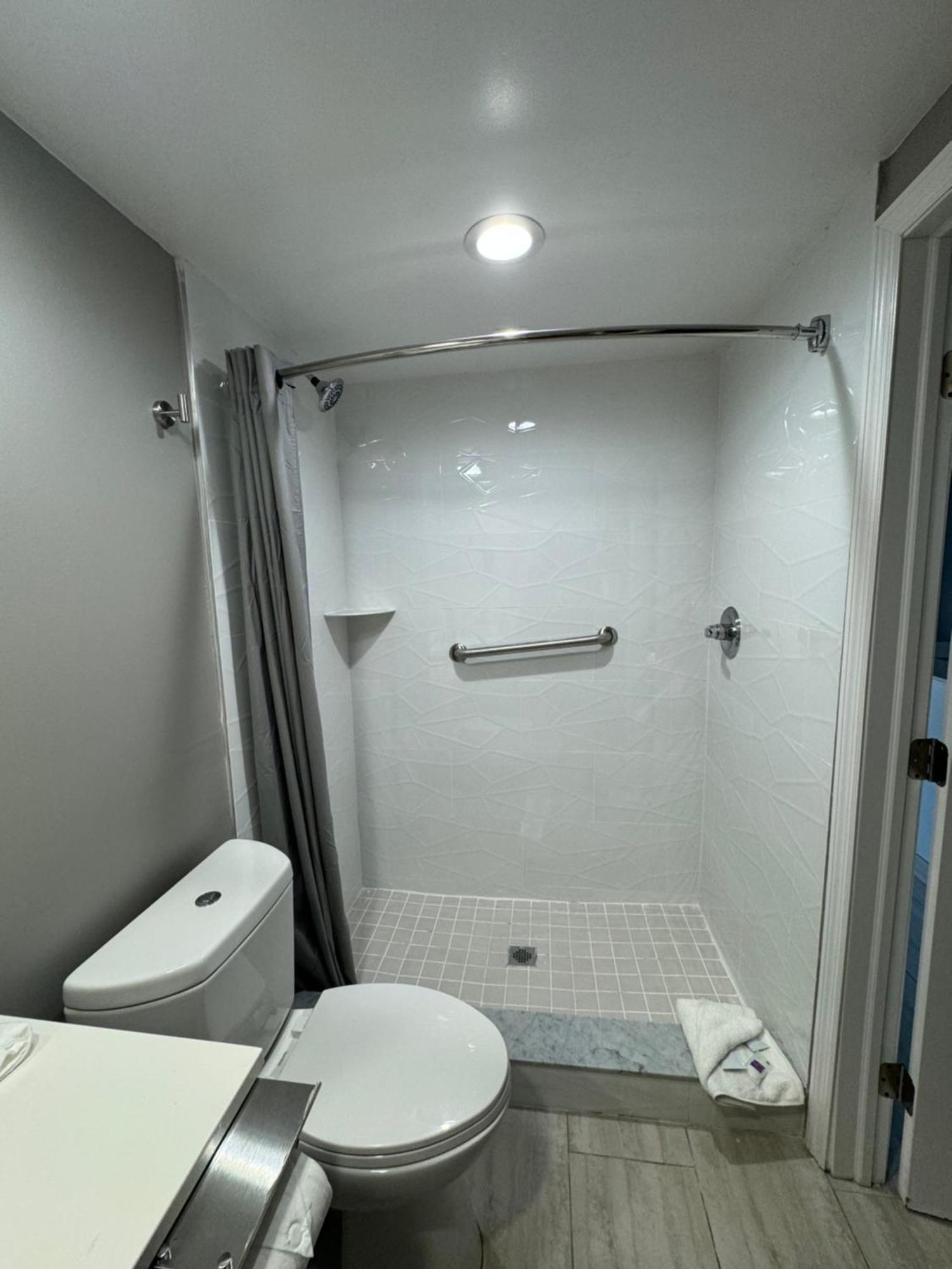 King Room with Roll-in Shower - Disability Access - Non-Smoking