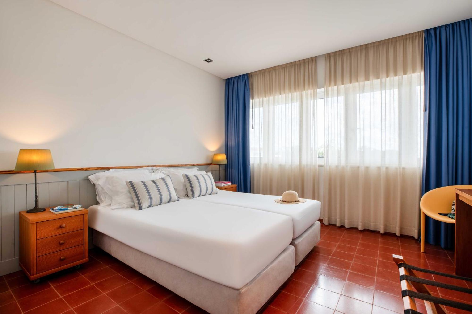 Appartamento con 3 Camere da Letto, Balcone e Vista Piscina