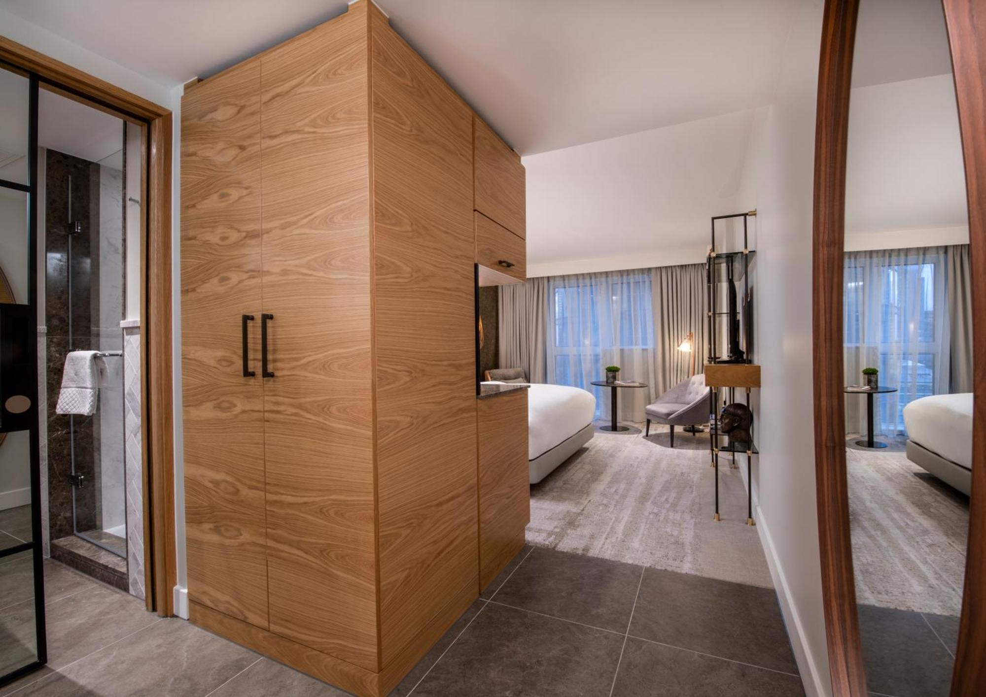 Habitación con cama grande