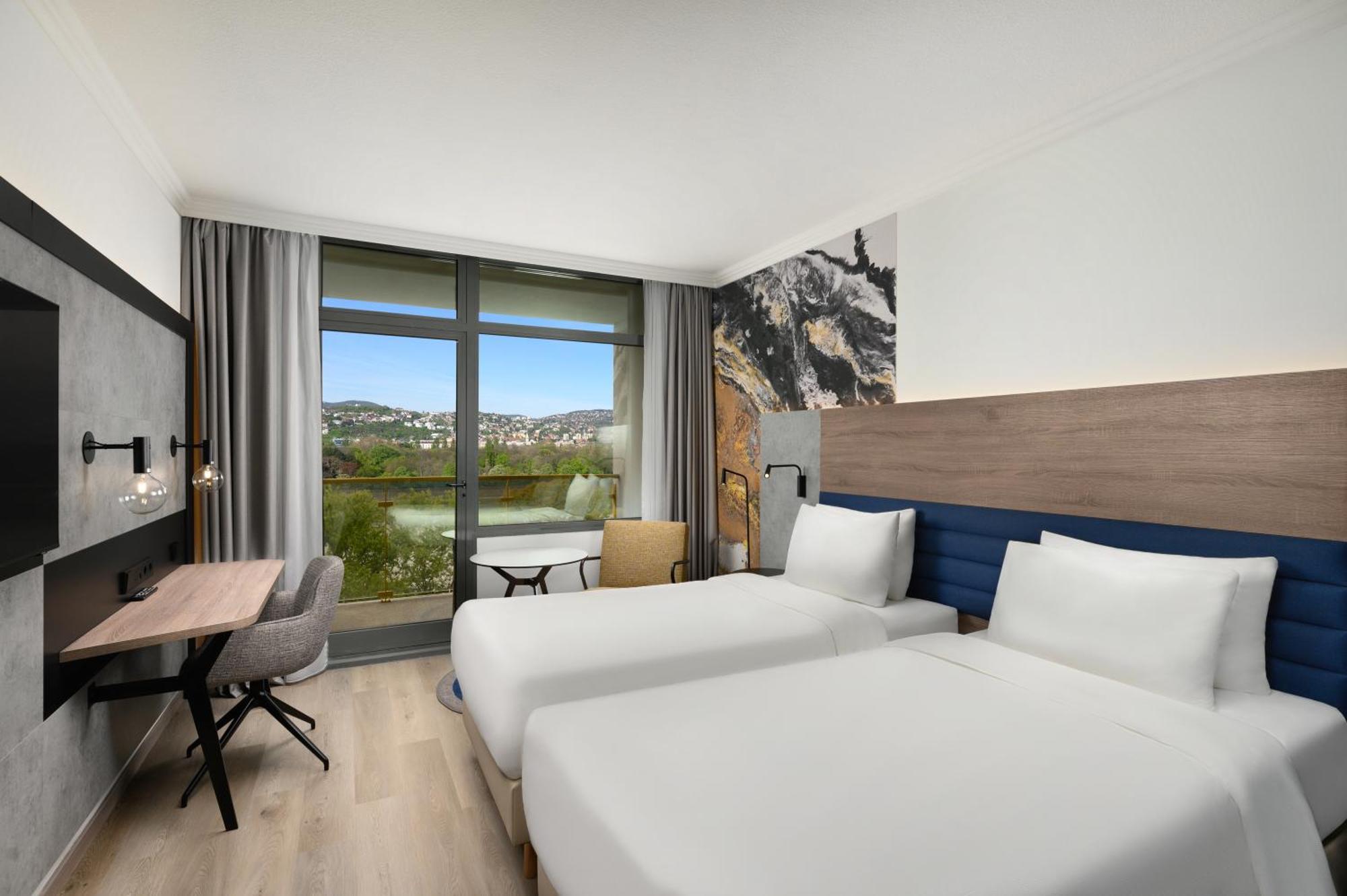 Premium Plus Zweibettzimmer mit Balkon und Blick auf die Donau – neu renoviert