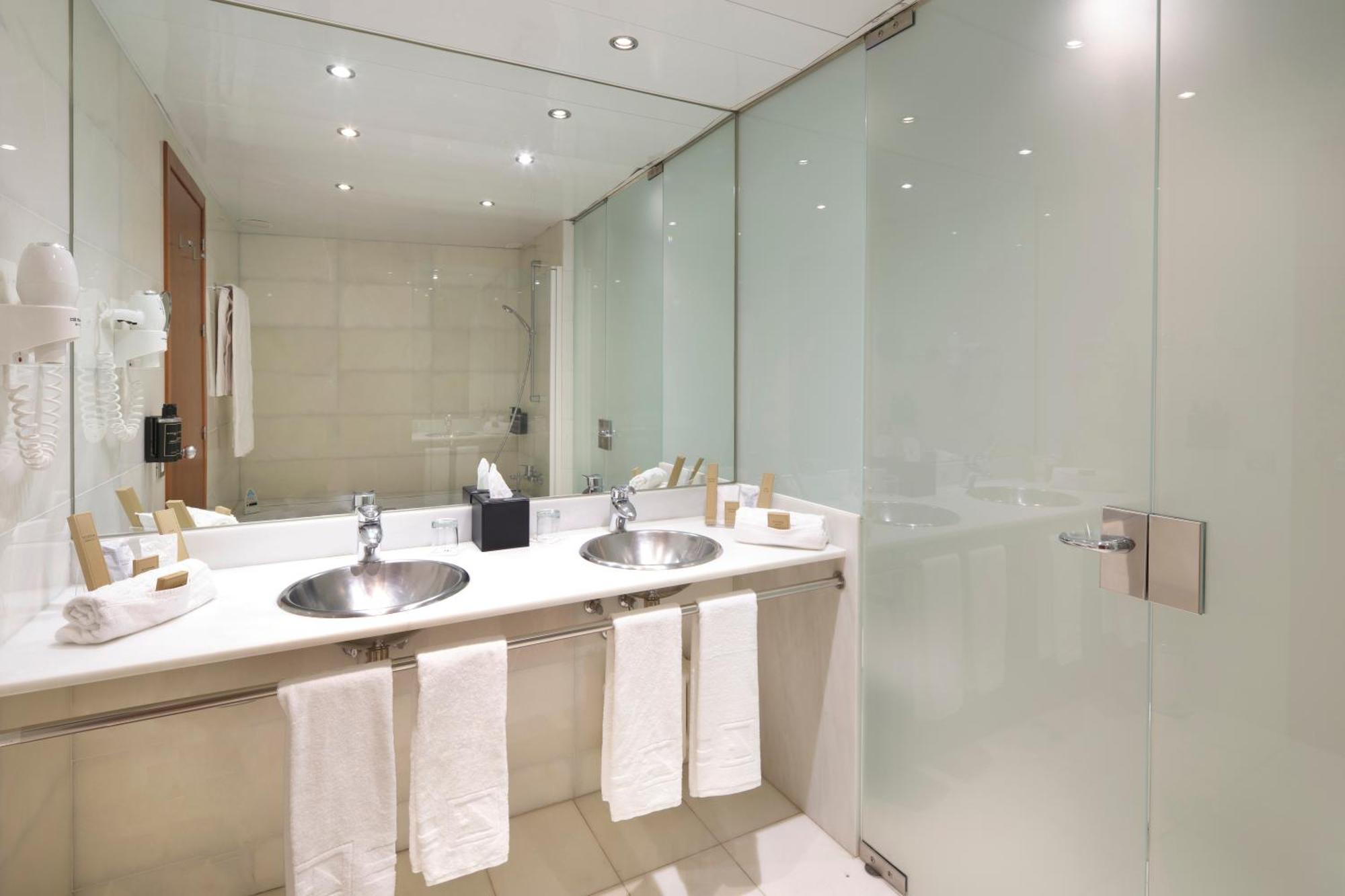 Suite con bañera de hidromasaje y cama grande
