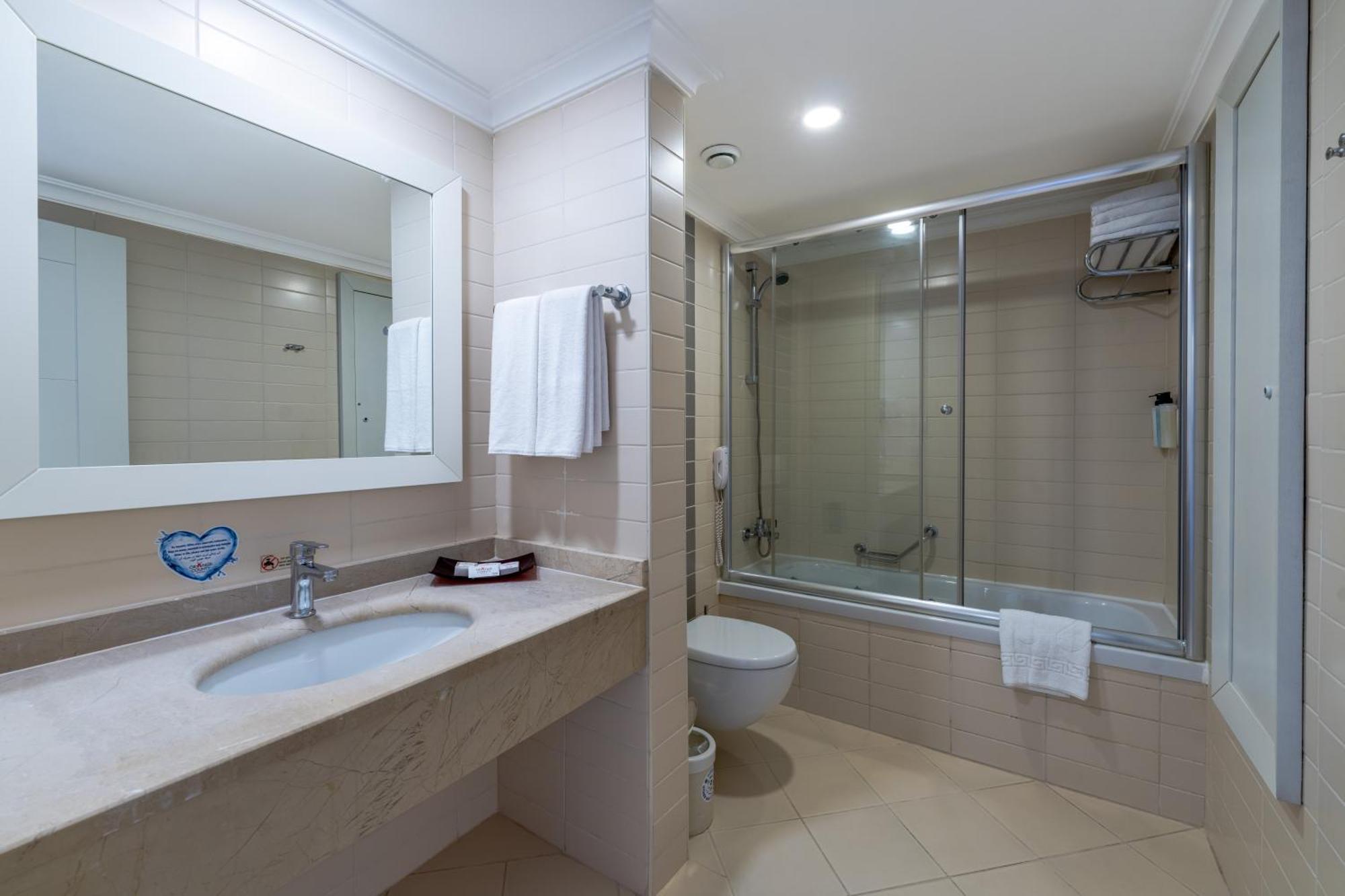 Standard Zimmer mit seitlichem Meerblick