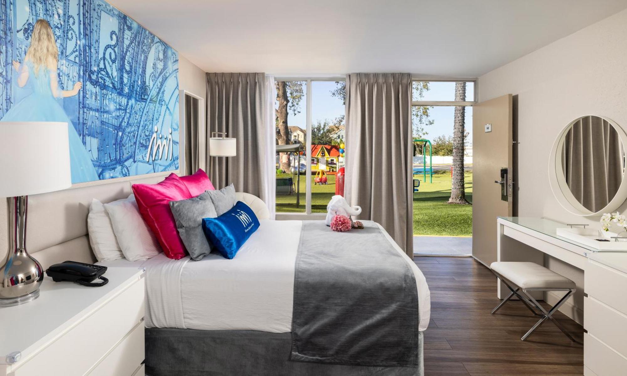 Elite King Room with Roll-In Shower - Mobility and Hearing Accessible/Non-Smoking,1583683295:JPEG