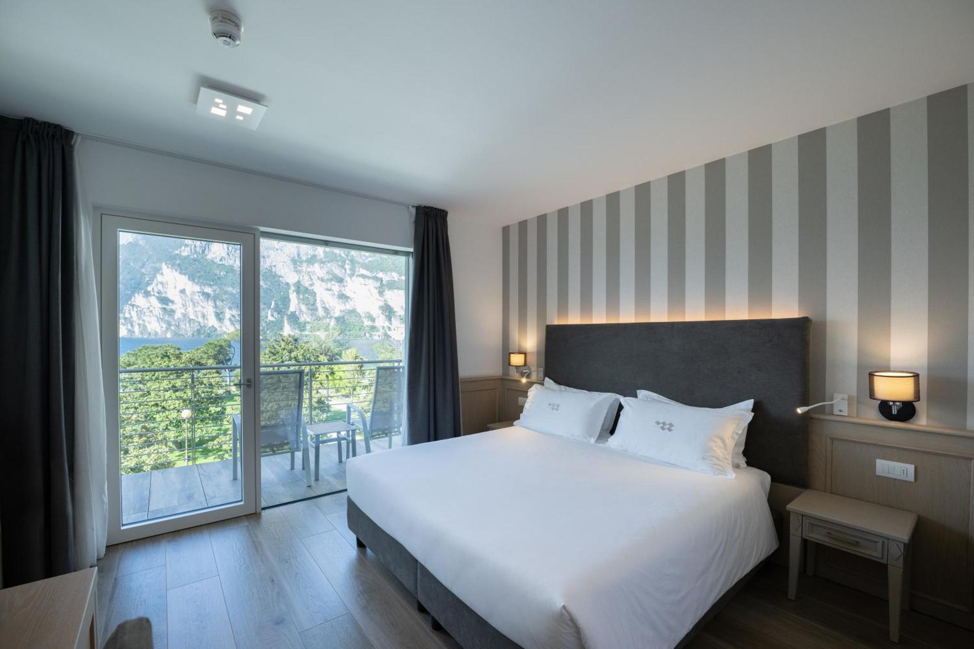 Deluxe Double Room with Lake View and Balcony,1586821668:JPEG