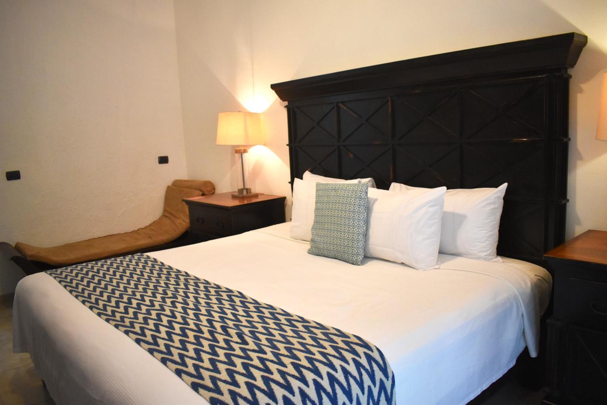 Kamer met Kingsize Bed en Uitzicht op het Zwembad