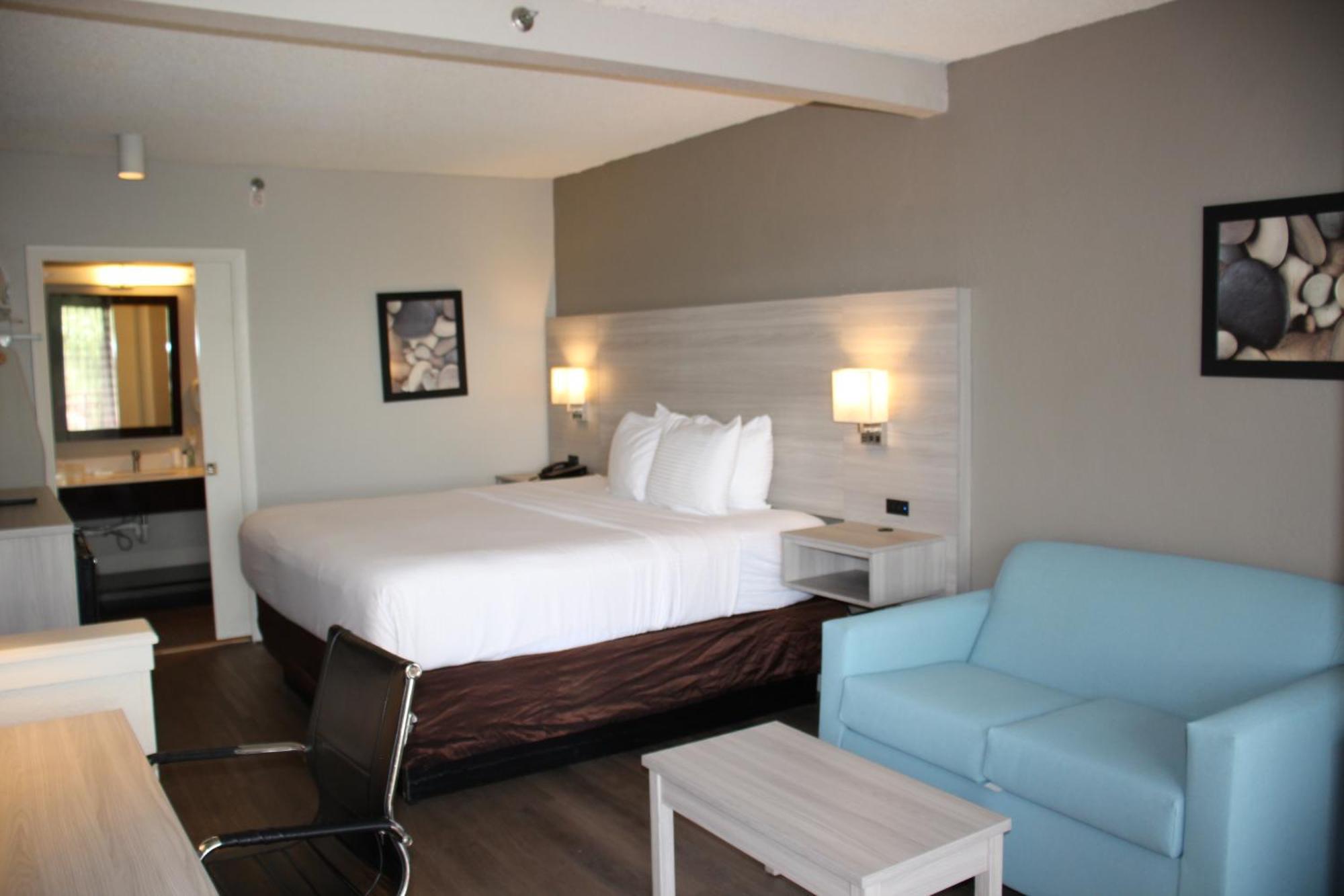 King Room with Pool View - Non-Smoking