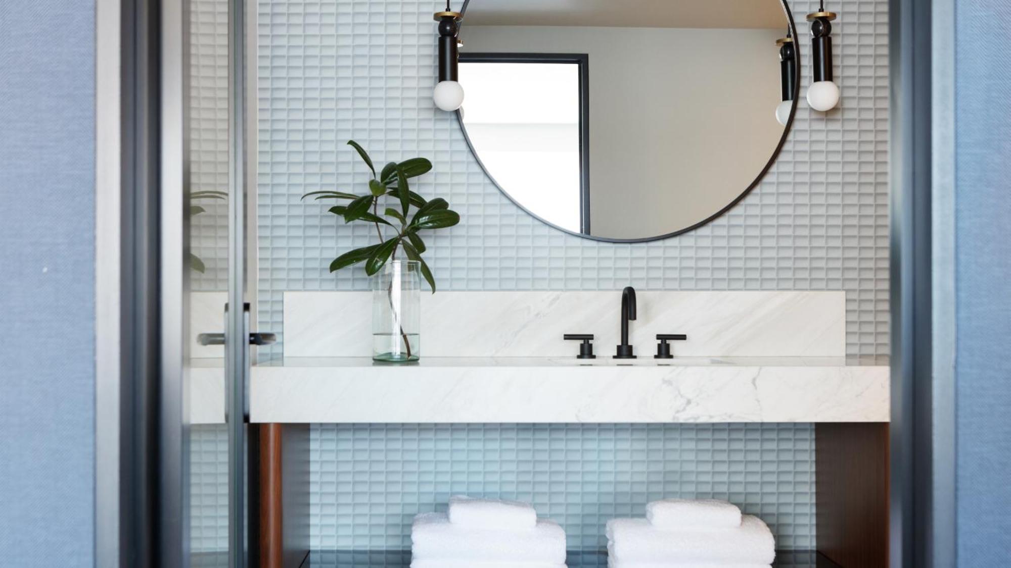 King Room with Accessible Tub - Mobility Access