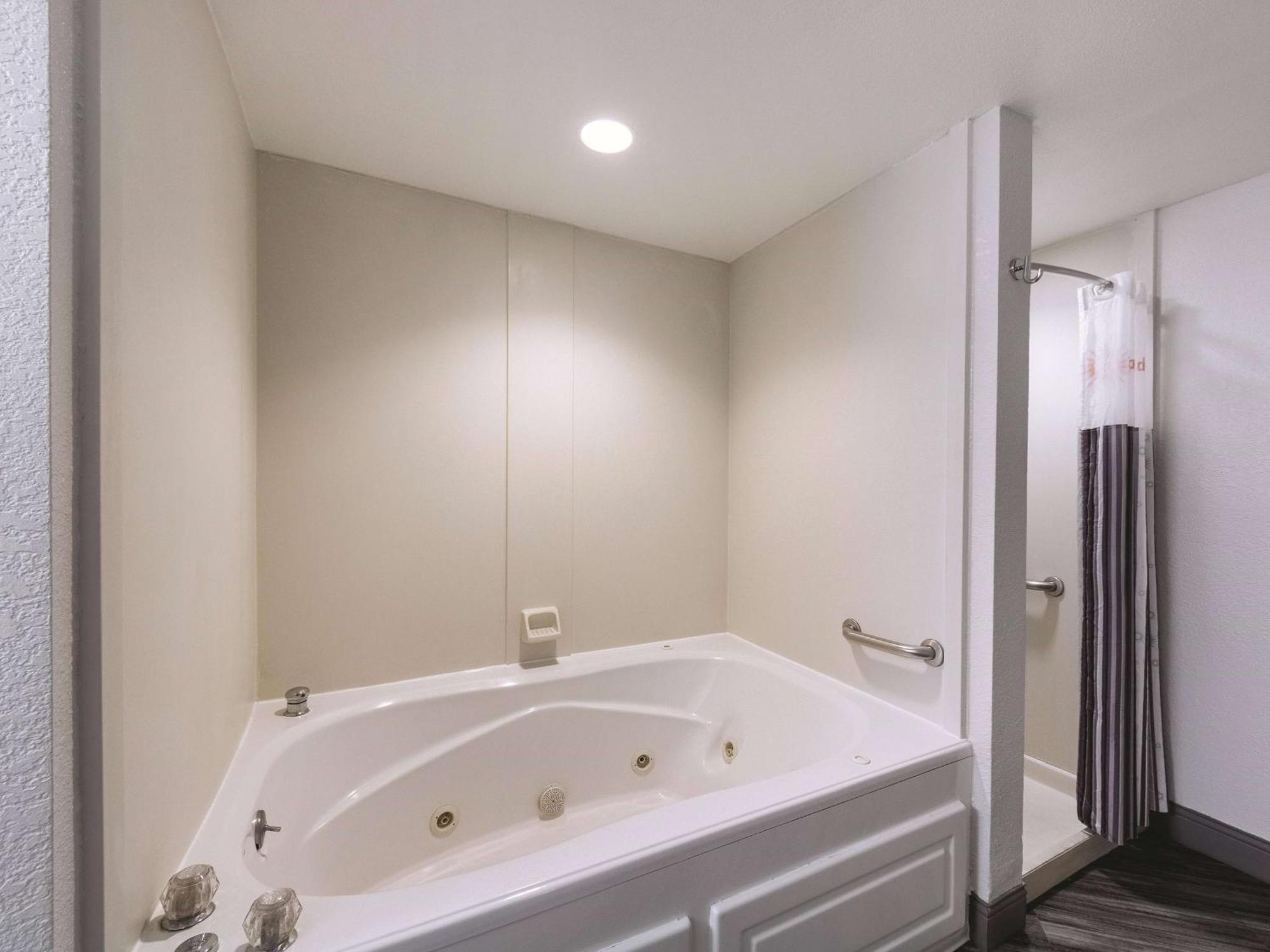 Suite mit Kingsize-Bett mit Whirlpool
