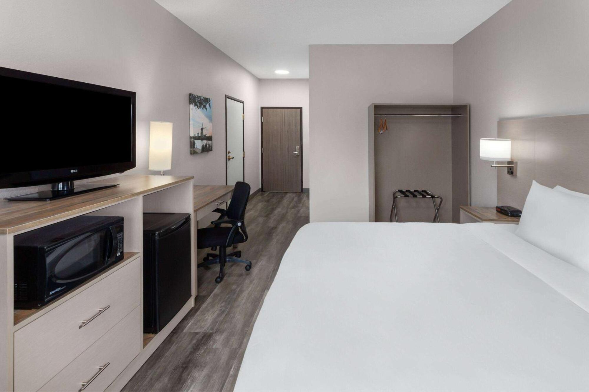 King Room with Mobility Access and Bathtub with Grab Bars, Non-Smoking