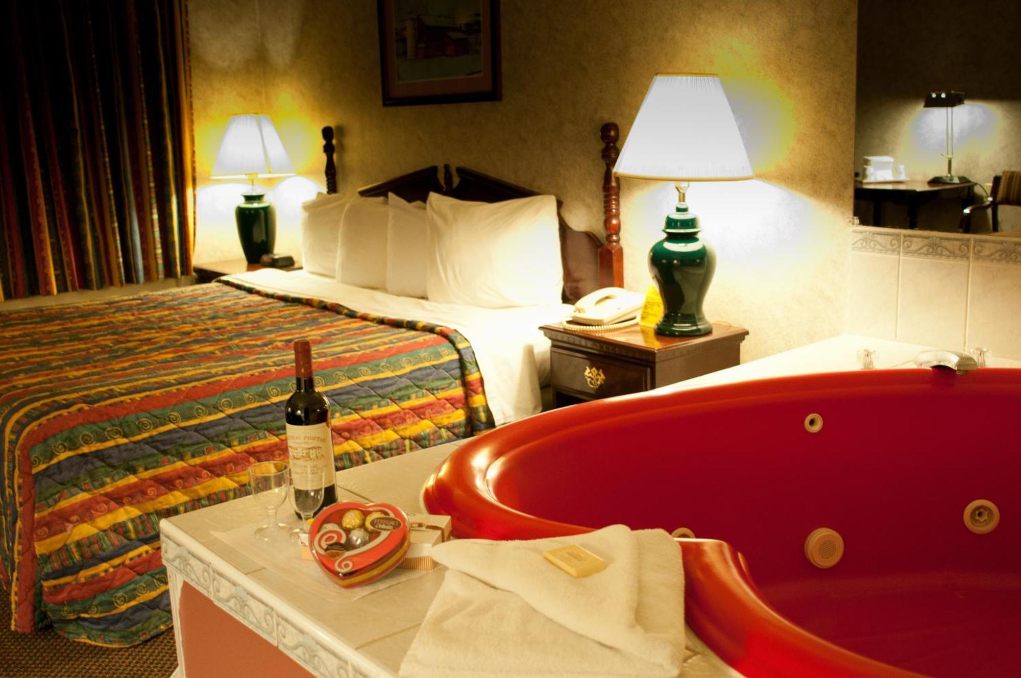 King Suite with Jetted Tub - Exterior Corridor/Non-Smoking