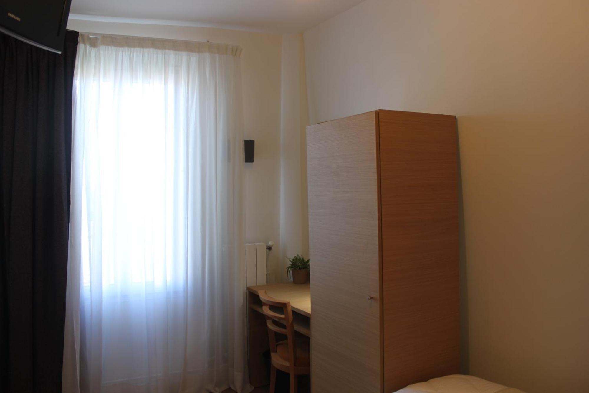 Chambre Double Standard avec Salle de Bains et Toilettes Communes