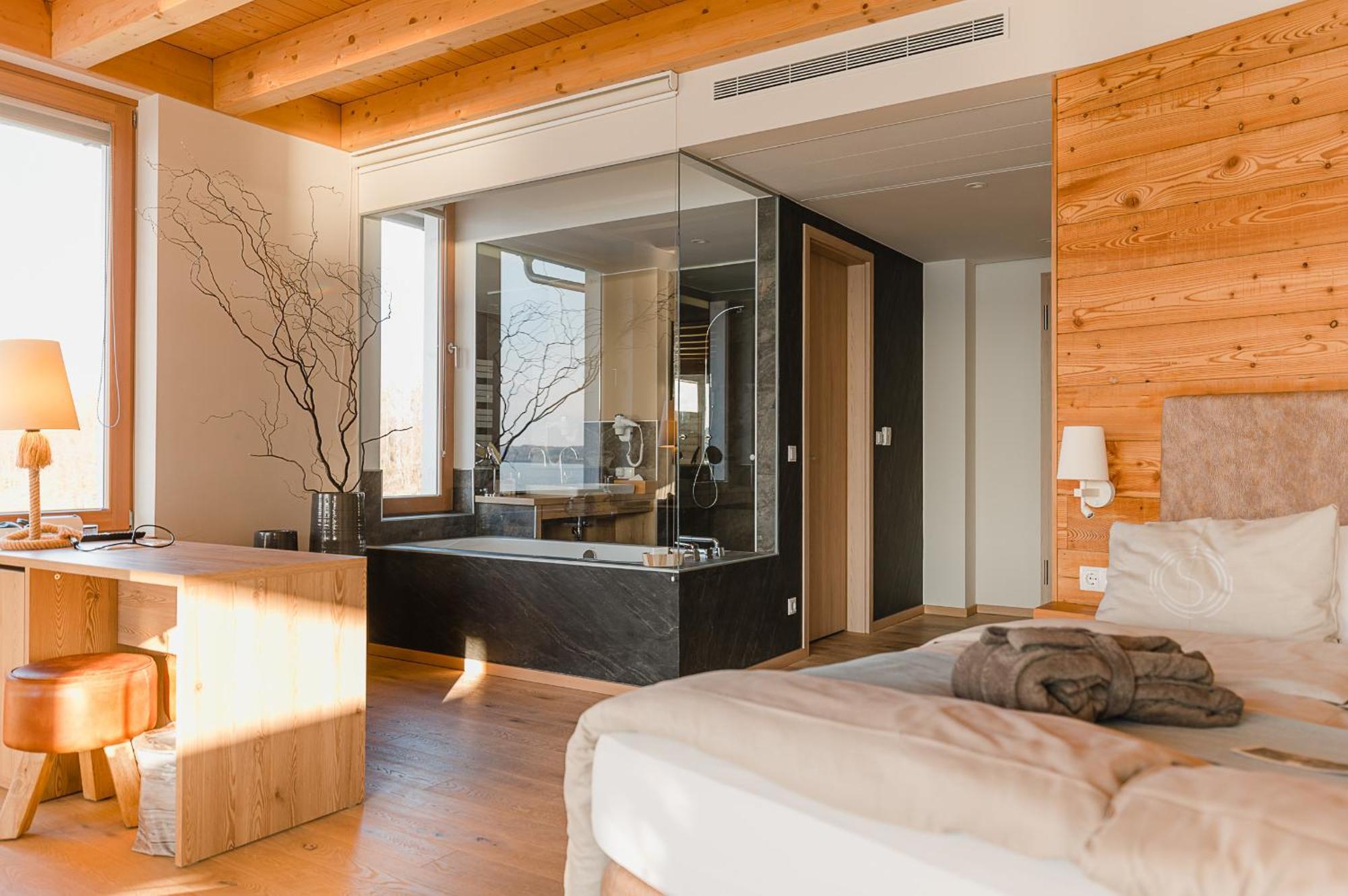 Luxury Suite with Balcony and Lake View,1588332567:JPEG