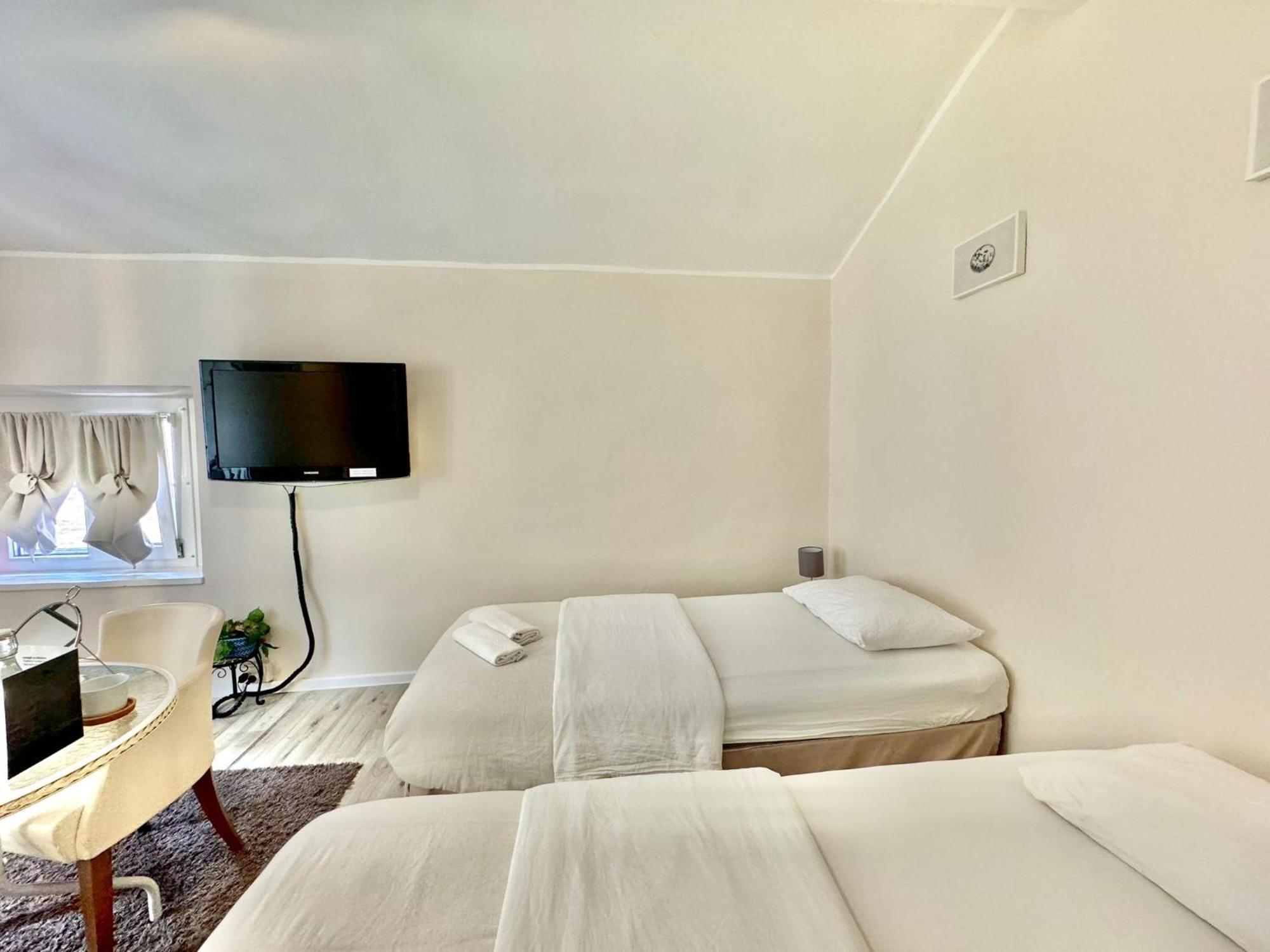 Camera Doppia con Letti Singoli con Bagno Privato