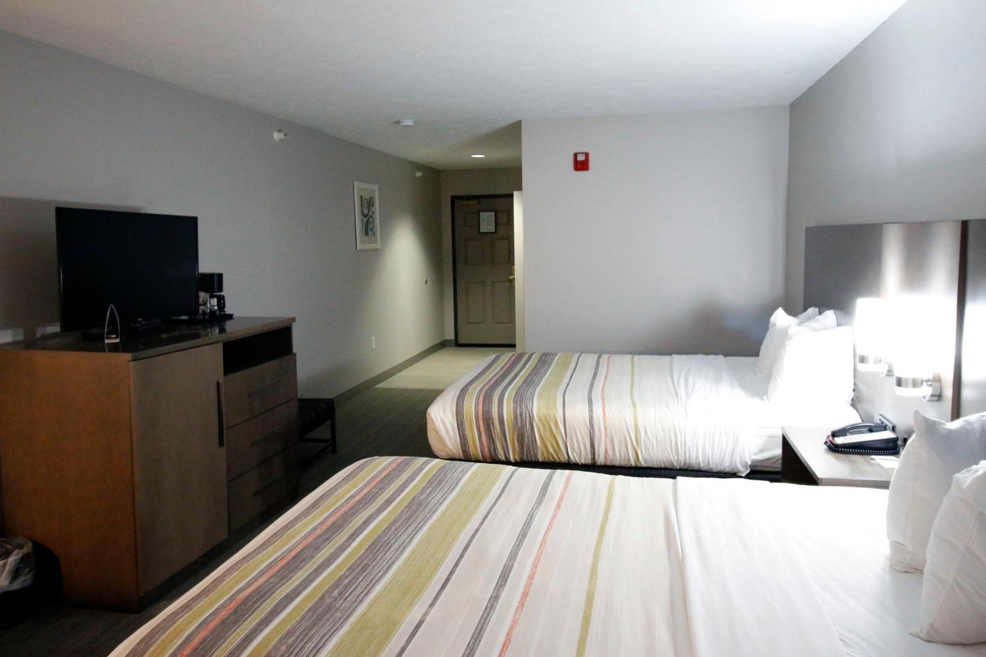 Queen Room with Roll-In Shower - Disability Access/Non-Smoking
