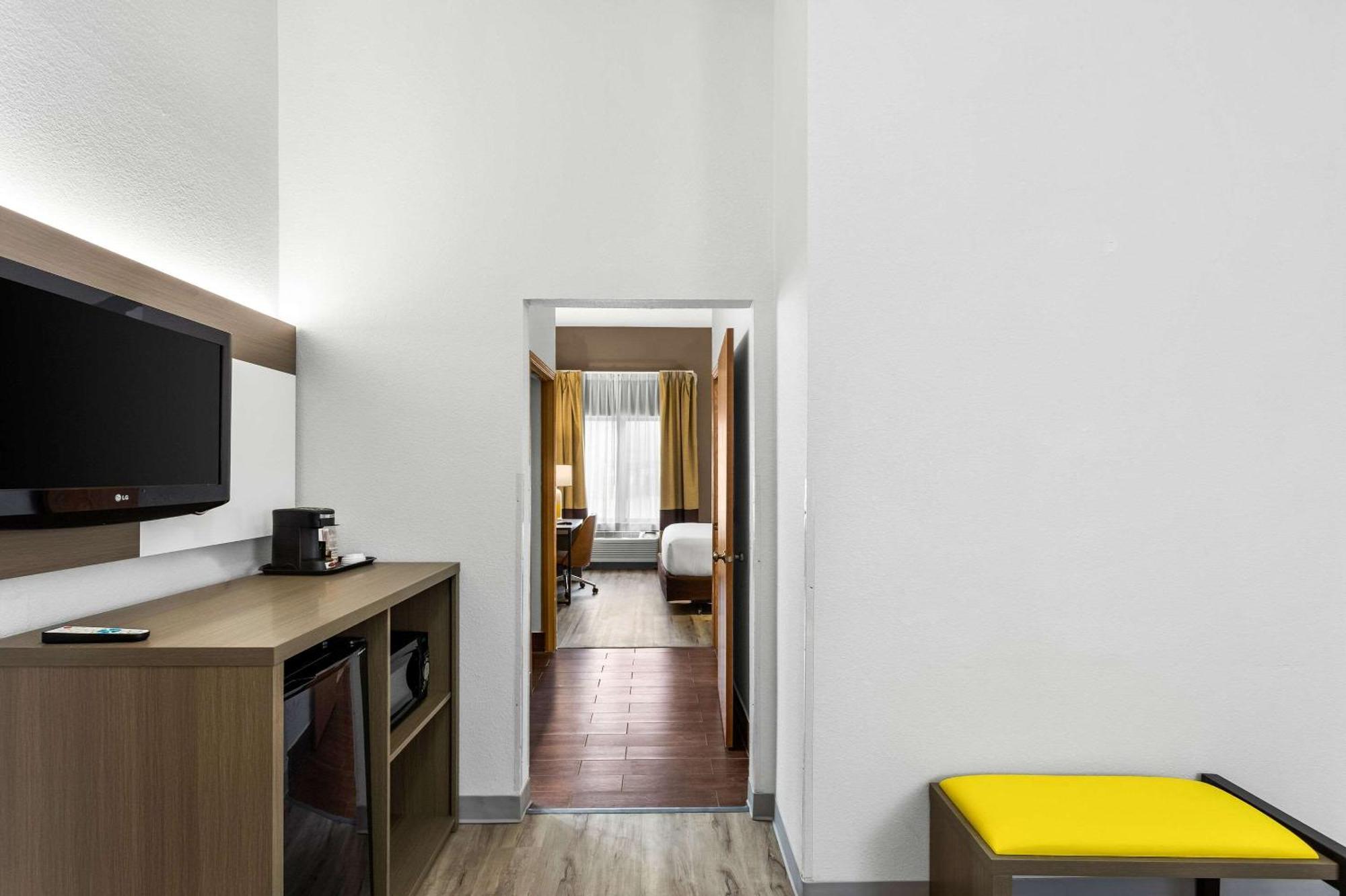 King Suite - Accessible/Non-Smoking
