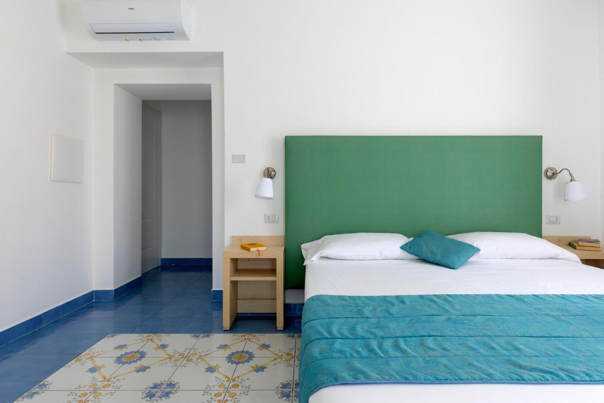 Deluxe Doppel-/Zweibettzimmer mit Balkon und Blick auf die Stadt